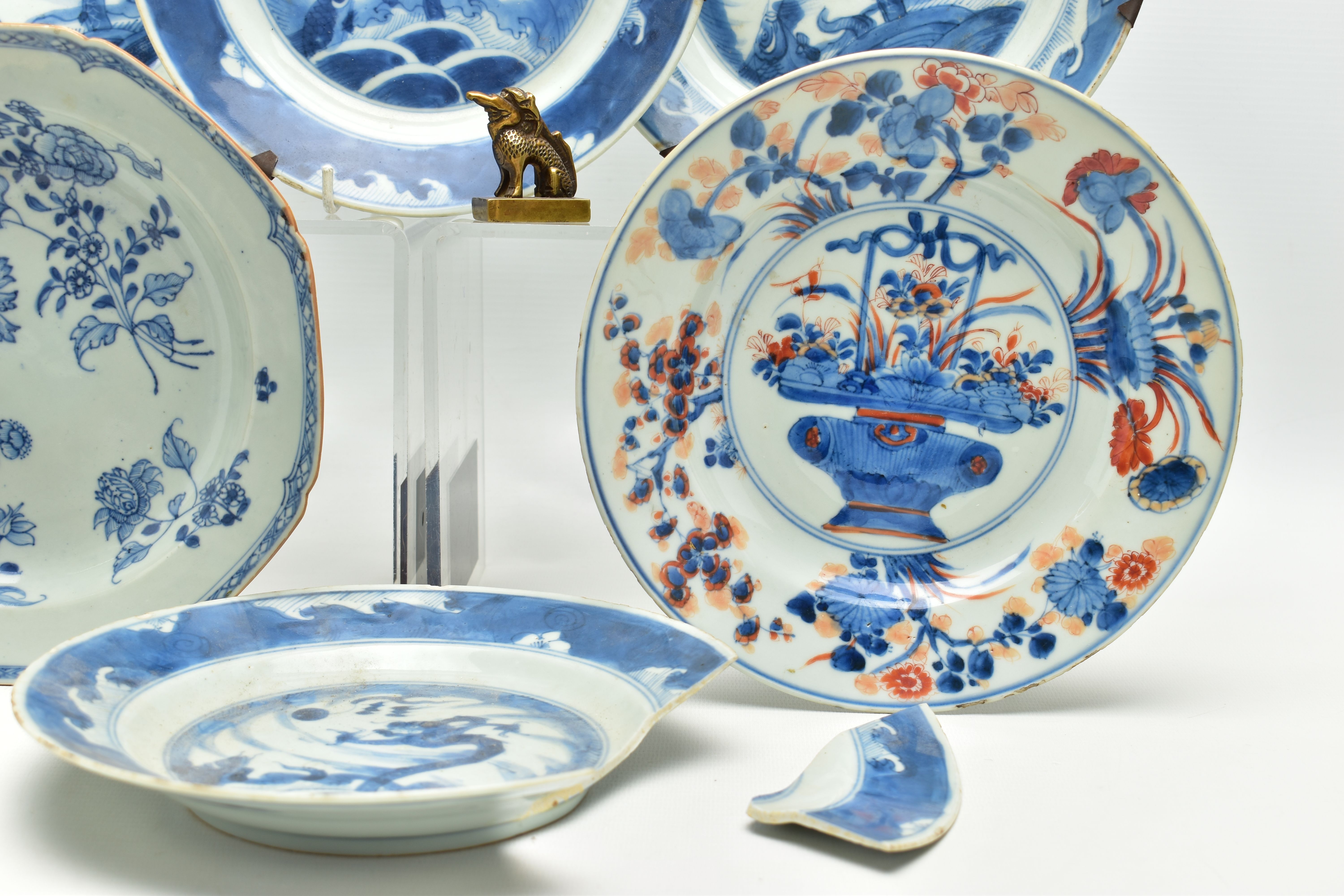 A GROUP OF LATE 18TH AND 19TH CENTURY CHINESE PORCELAIN, comprising an 18th century blue and white - Image 4 of 11