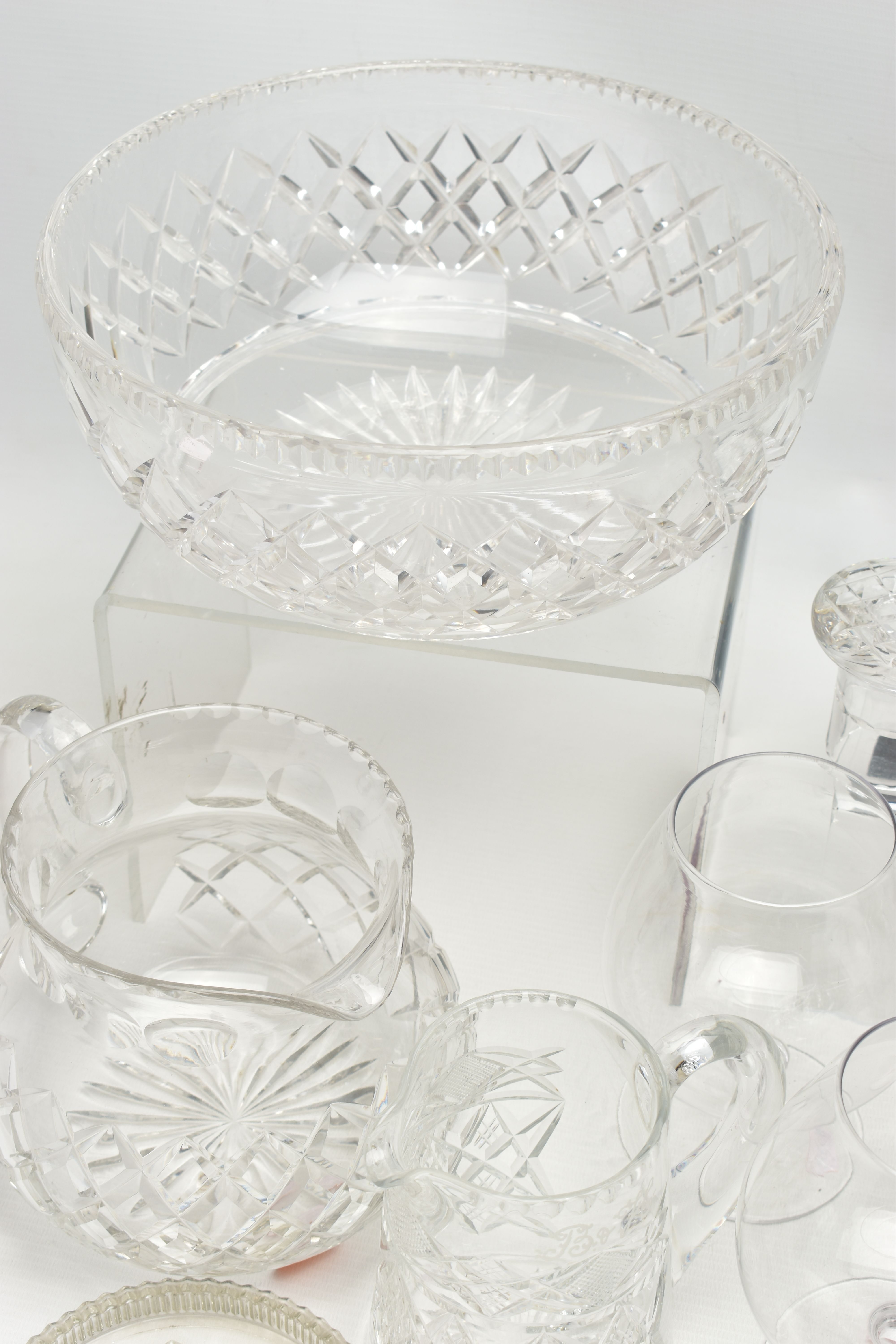 A GROUP OF CUT CRYSTAL AND GLASSWARE, comprising five cut crystal whisky glasses, five cut crystal - Image 18 of 18