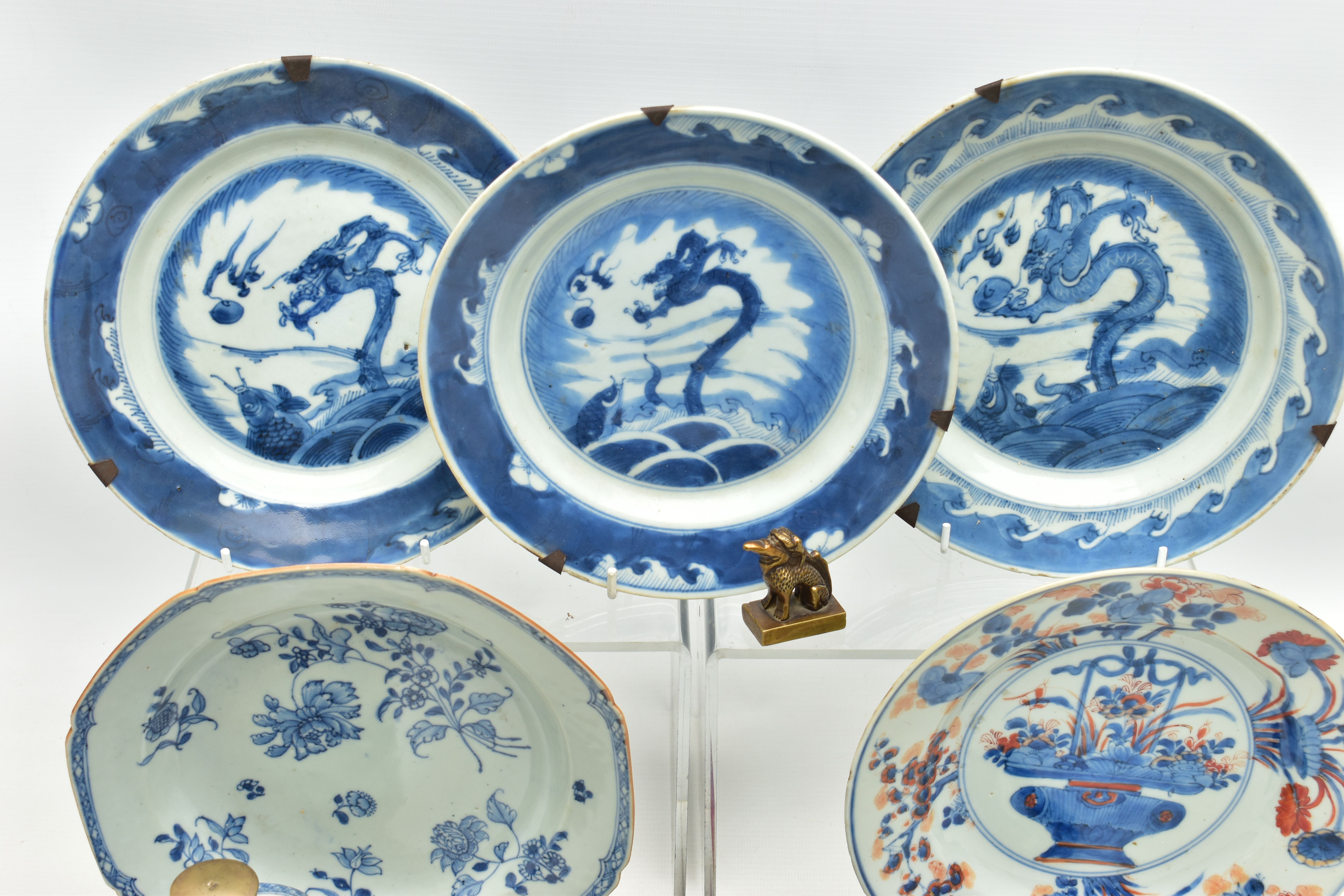 A GROUP OF LATE 18TH AND 19TH CENTURY CHINESE PORCELAIN, comprising an 18th century blue and white - Image 5 of 11