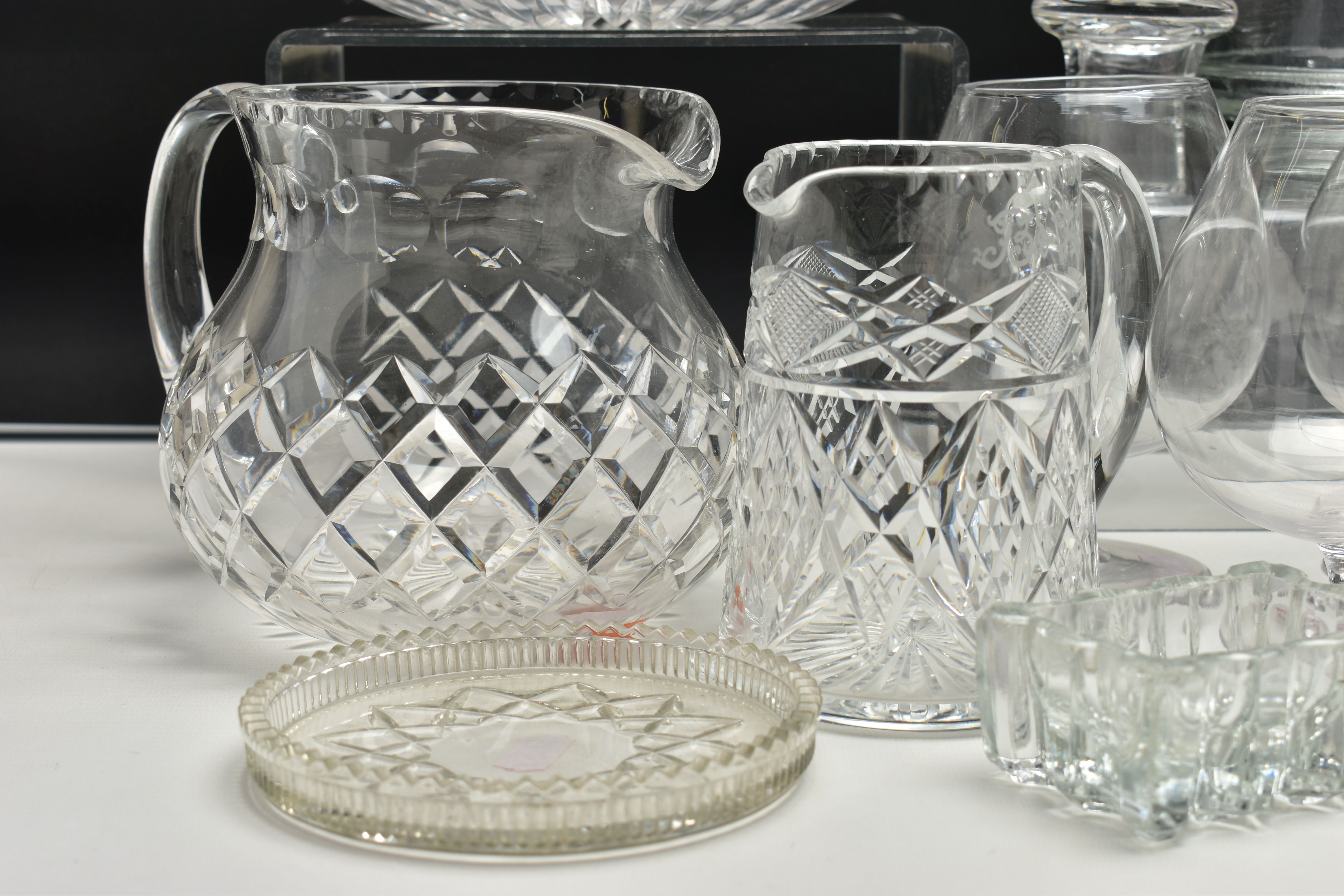 A GROUP OF CUT CRYSTAL AND GLASSWARE, comprising five cut crystal whisky glasses, five cut crystal - Image 5 of 18