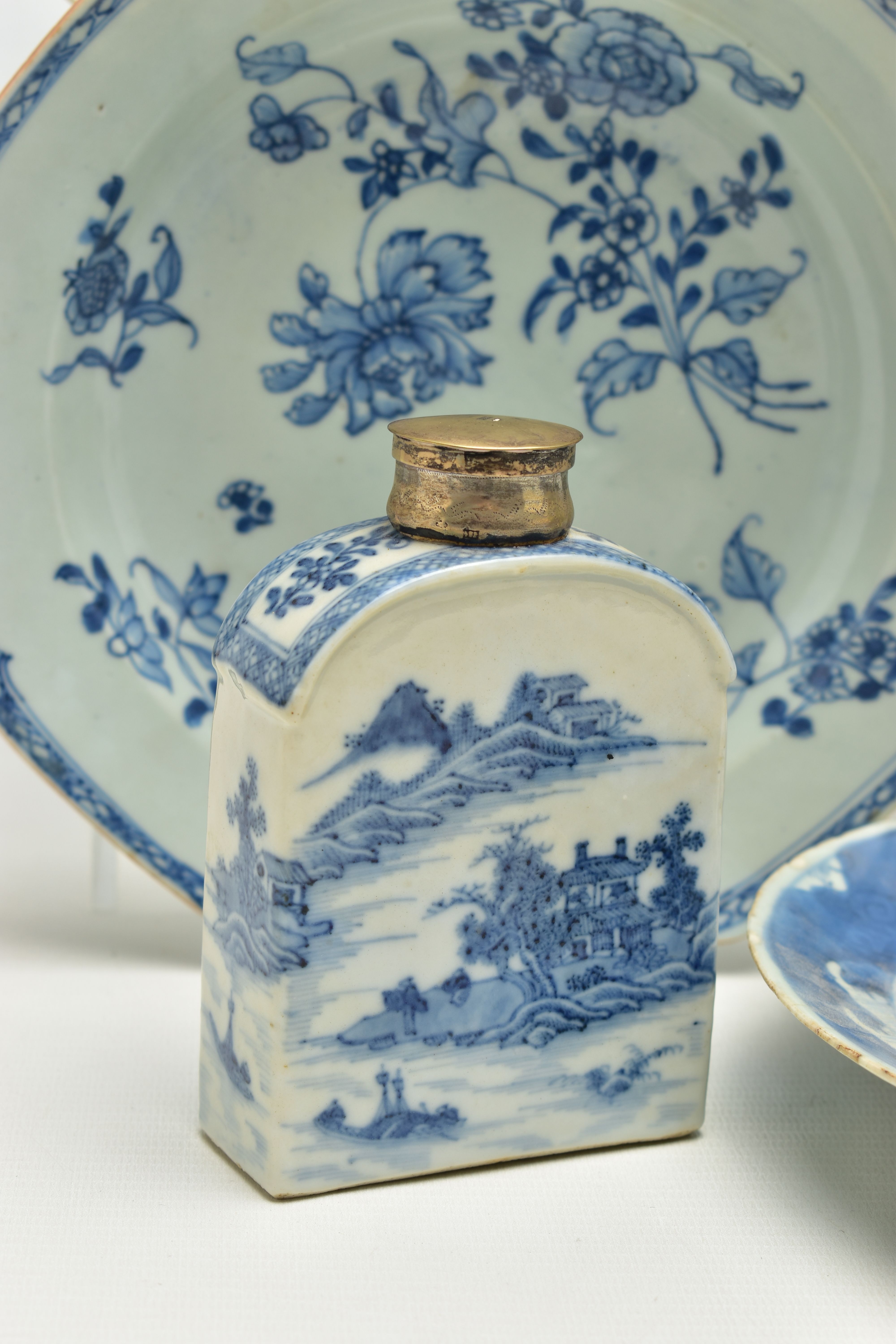 A GROUP OF LATE 18TH AND 19TH CENTURY CHINESE PORCELAIN, comprising an 18th century blue and white - Image 7 of 11