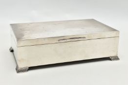 AN ELIZABETH II SIVER TABLE CIGAR / CIGARETTE BOX OF RECTANGULAR FORM, engine turned hinged cover,