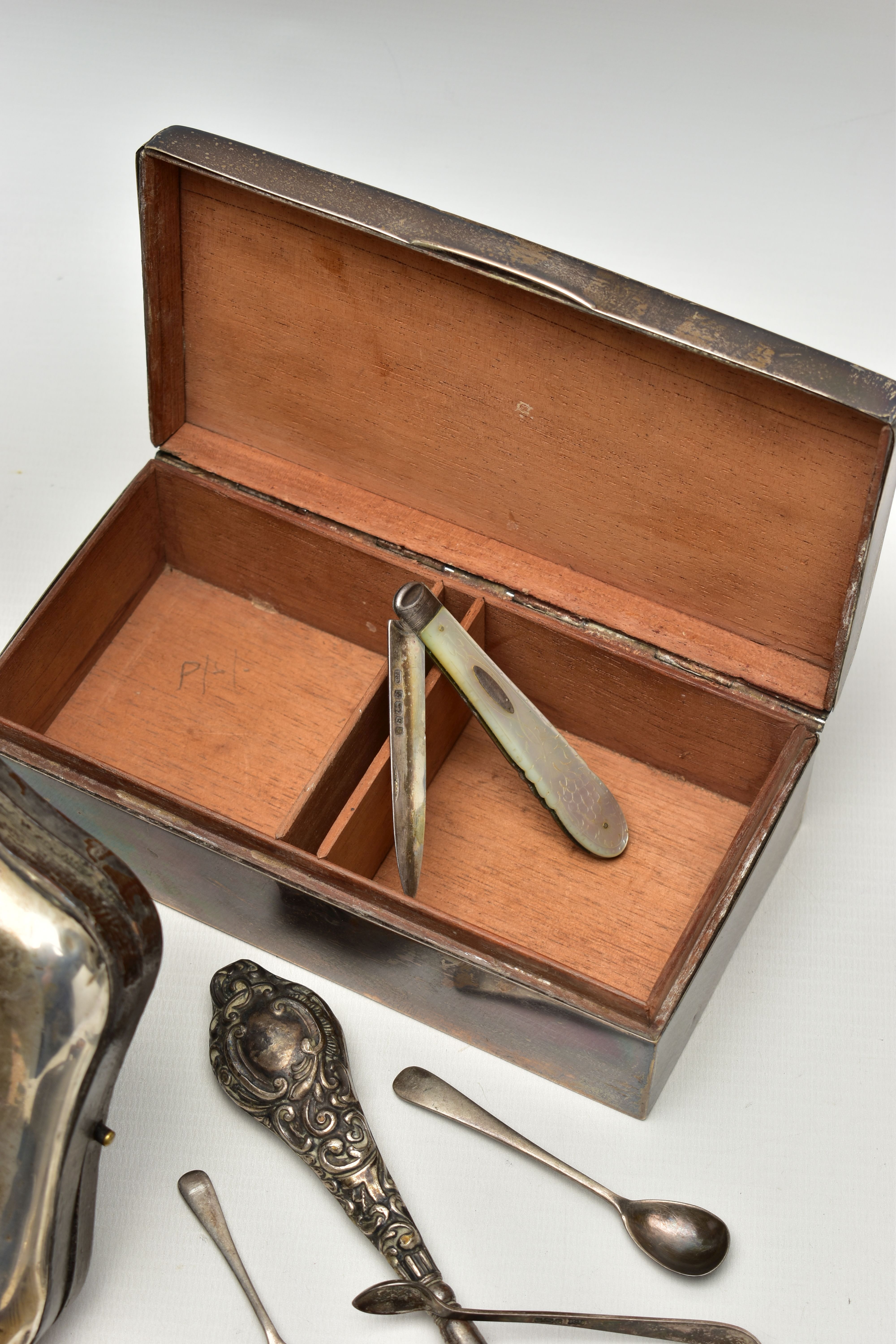 A PARCEL OF LATE 19TH AND 20TH CENTURY SILVER, comprising two mother of pearl handled folding - Image 12 of 16