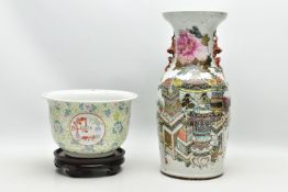 A LATE 19TH / EARLY 20TH CENTURY CHINESE PORCELAIN TWIN HANDLED VASE, polychrome enamelled with