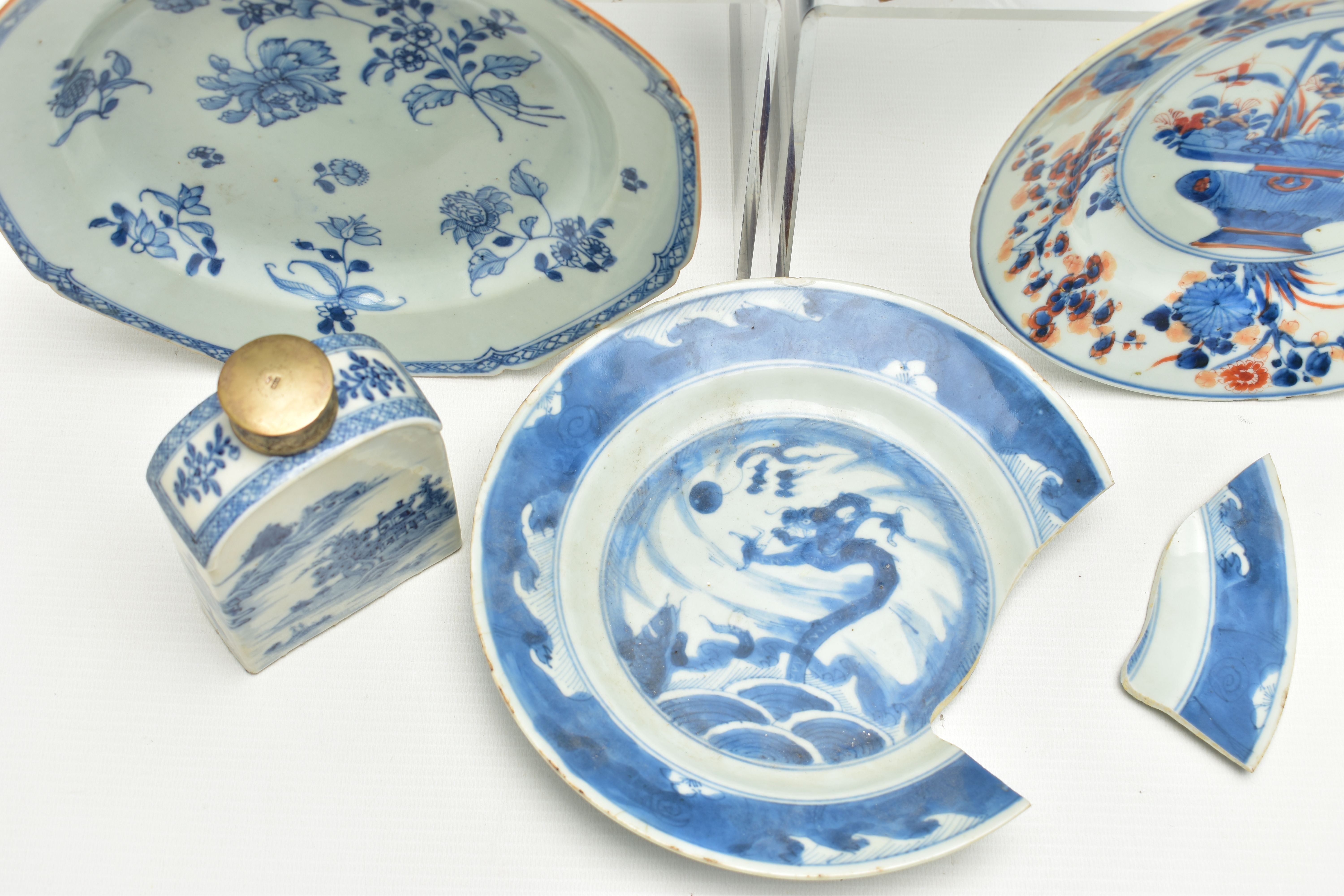 A GROUP OF LATE 18TH AND 19TH CENTURY CHINESE PORCELAIN, comprising an 18th century blue and white - Image 6 of 11