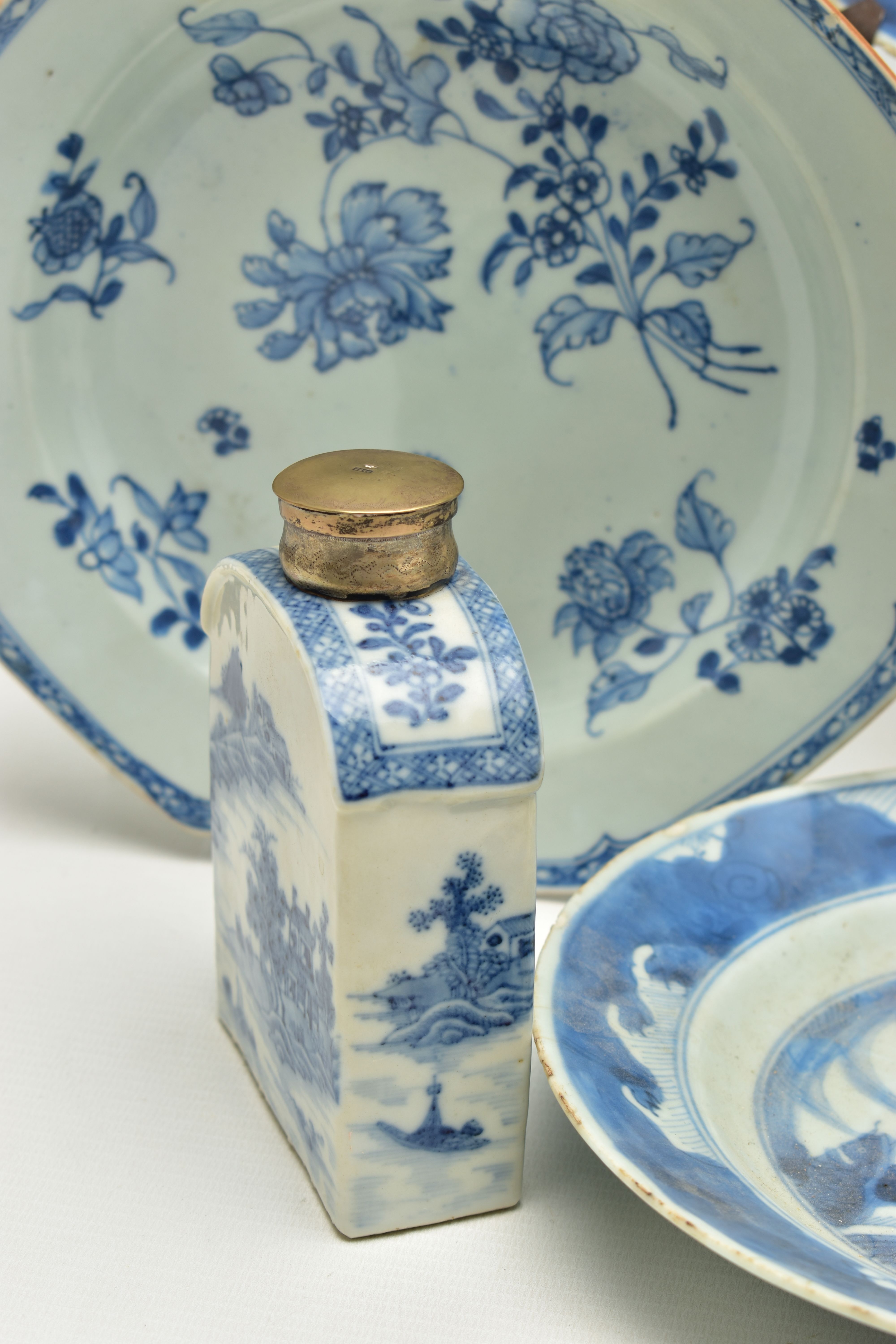 A GROUP OF LATE 18TH AND 19TH CENTURY CHINESE PORCELAIN, comprising an 18th century blue and white - Image 8 of 11