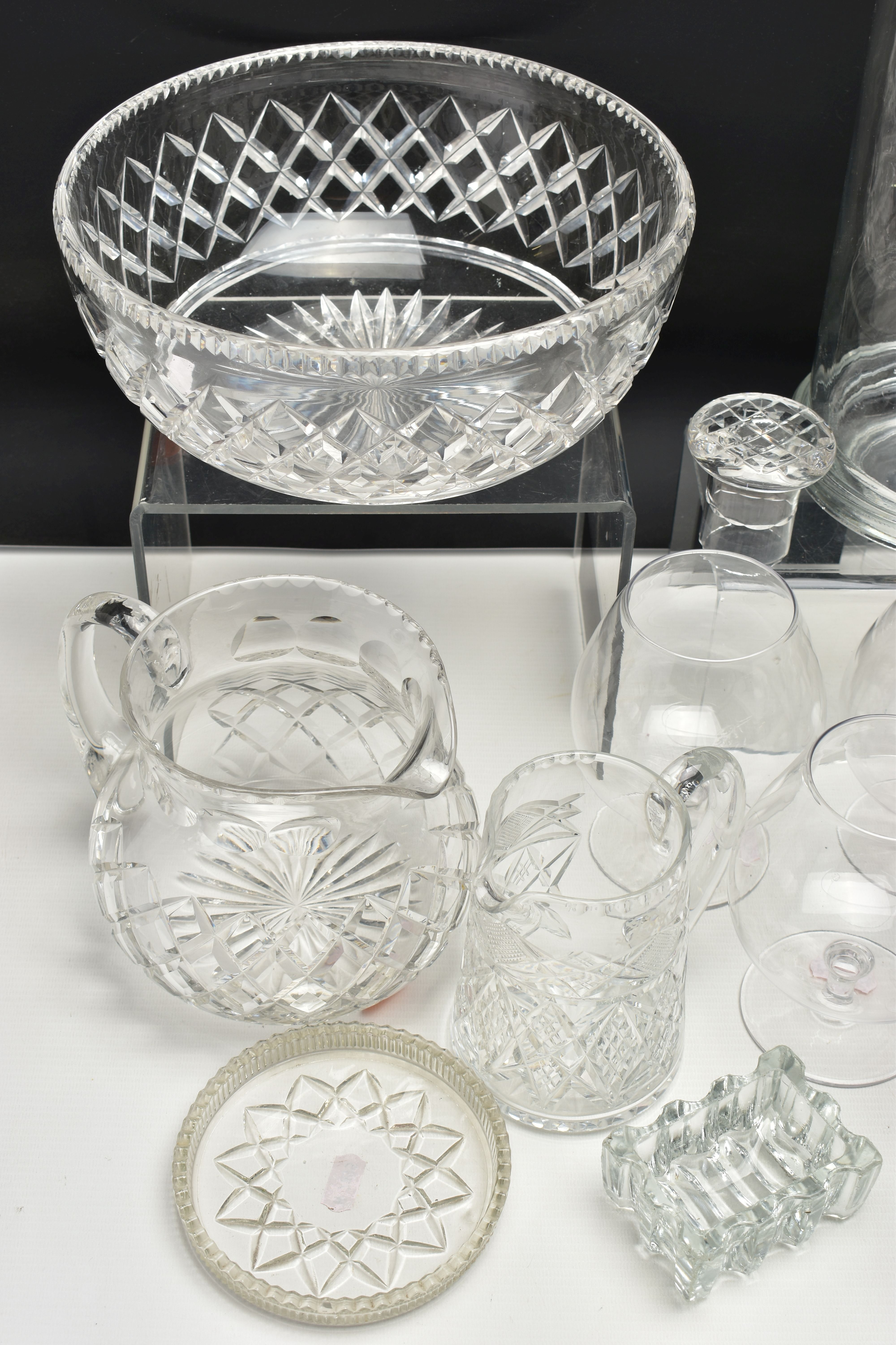 A GROUP OF CUT CRYSTAL AND GLASSWARE, comprising five cut crystal whisky glasses, five cut crystal - Image 10 of 18