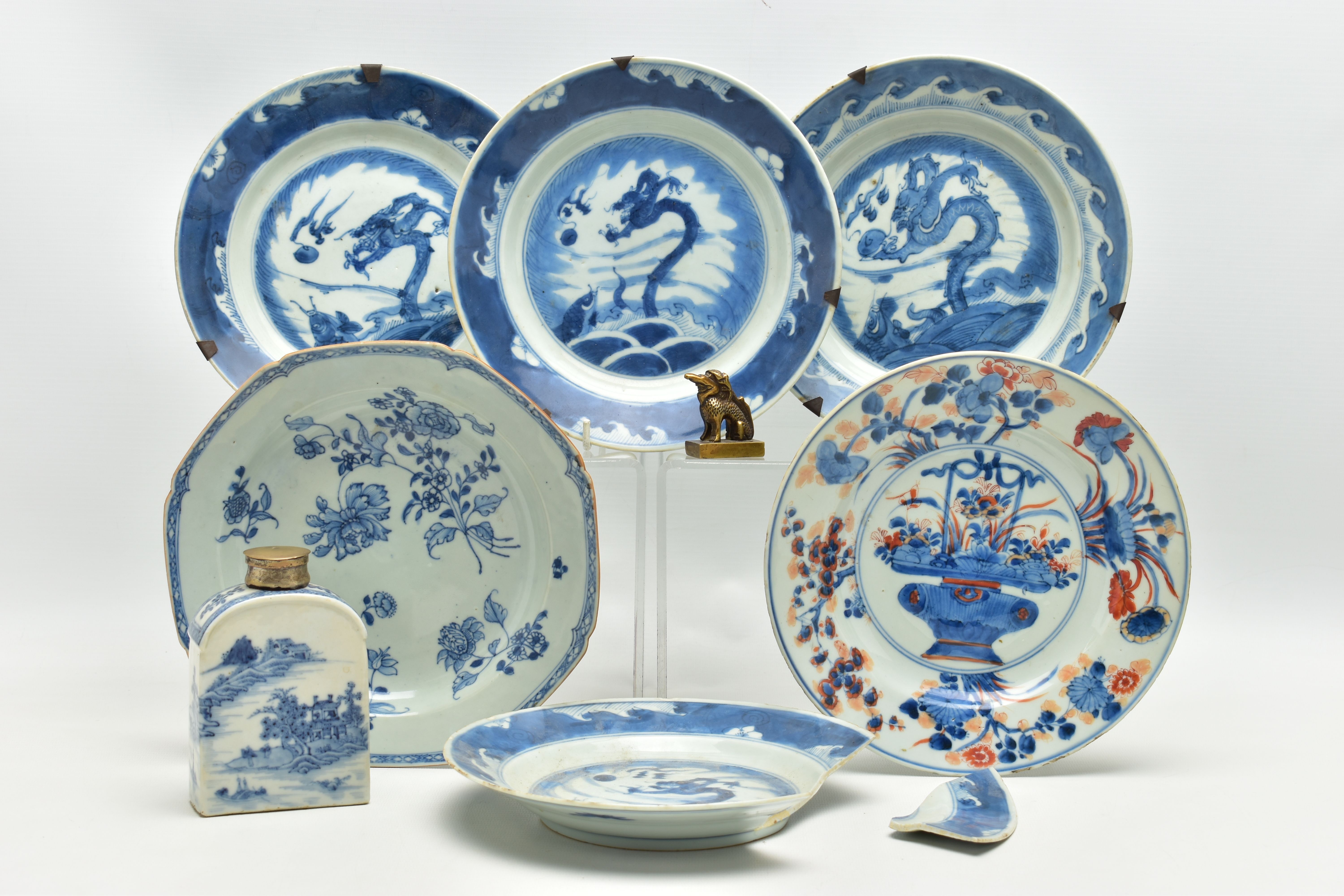 A GROUP OF LATE 18TH AND 19TH CENTURY CHINESE PORCELAIN, comprising an 18th century blue and white