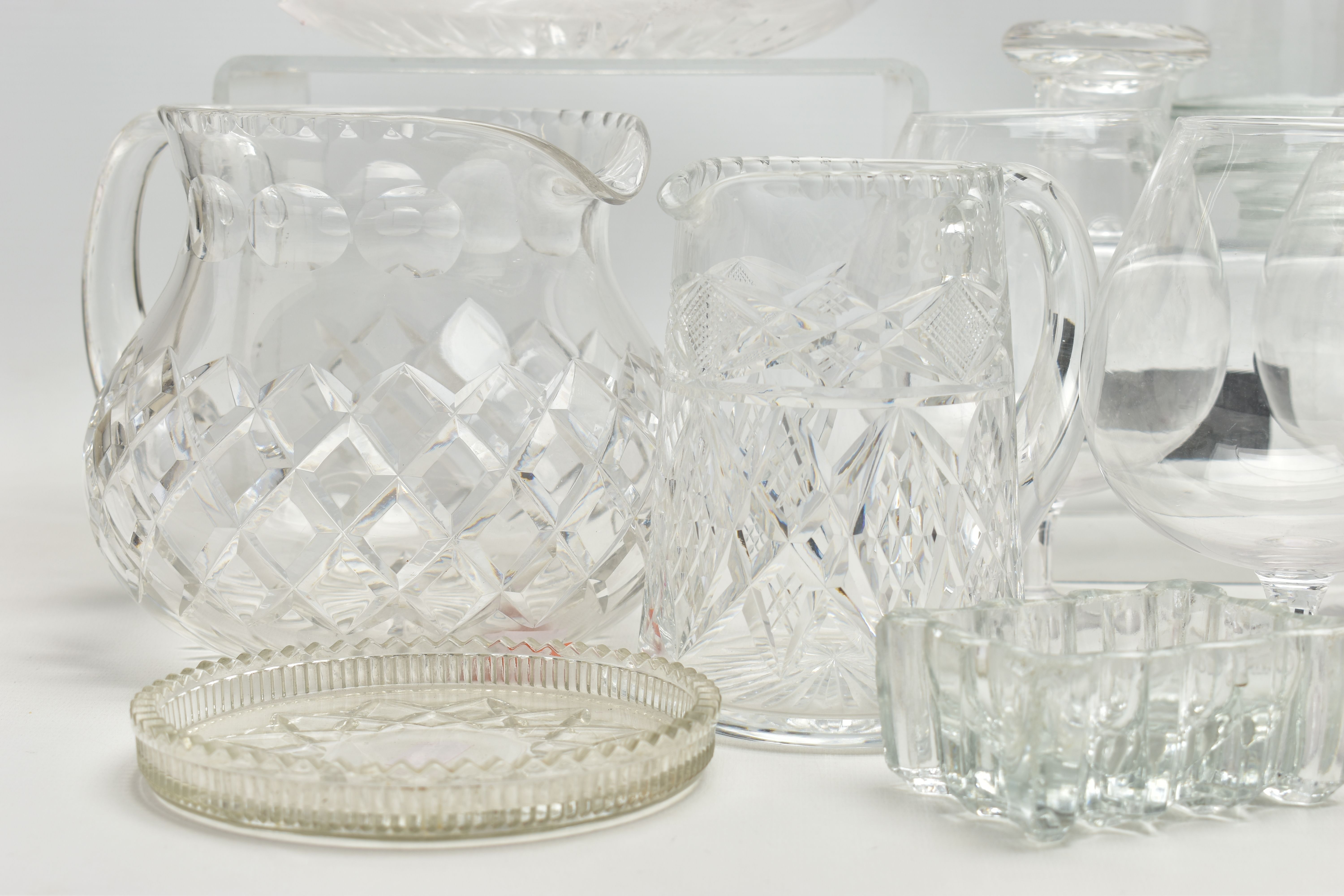 A GROUP OF CUT CRYSTAL AND GLASSWARE, comprising five cut crystal whisky glasses, five cut crystal - Image 14 of 18