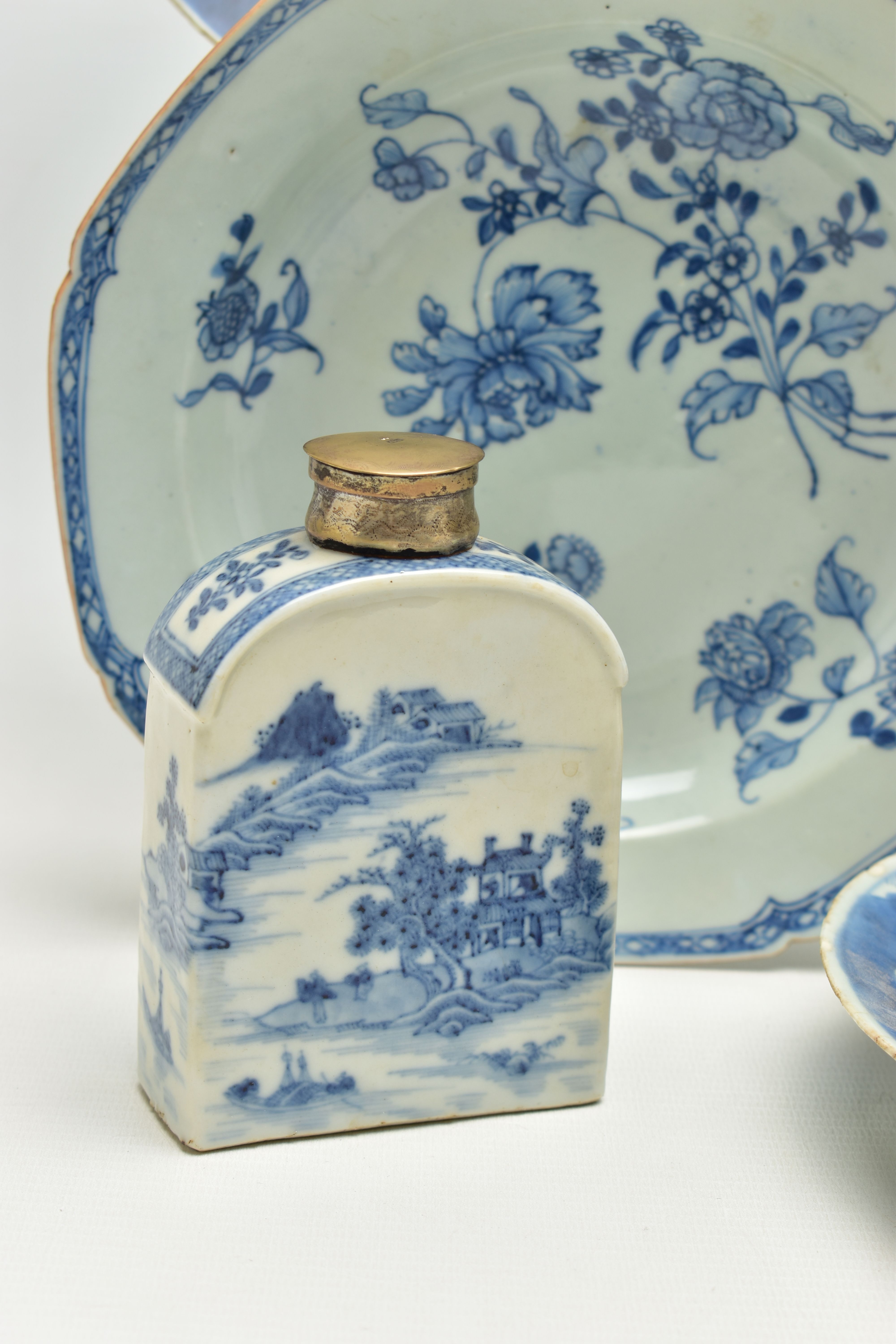 A GROUP OF LATE 18TH AND 19TH CENTURY CHINESE PORCELAIN, comprising an 18th century blue and white - Image 3 of 11