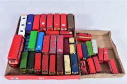 A QUANTITY OF UNBOXED AND ASSORTED PLAYWORN DIECAST BUS AND COACH MODELS, to include a quantity of
