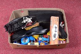 A QUANTITY OF UNBOXED AND ASSORTED SCALEXTRIC, assorted cars to include damaged 'Triumph' TR4 no.C84