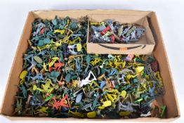 A QUANTITY OF UNBOXED AND ASSORTED PLASTIC SOLDIER FIGURES, Airfix, Britains Herald, Deetail,