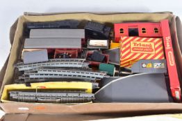 A QUANTITY OF UNBOXED AND ASSORTED TRI-ANG OO GAUGE MODEL RAILWAY ITEMS, to include Princess class