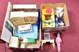 A UNBOXED SINDY DOLL AND QUANTITY OF CLOTHING AND ACCESSORIES, c.1980's doll marked Sindy 033055X to