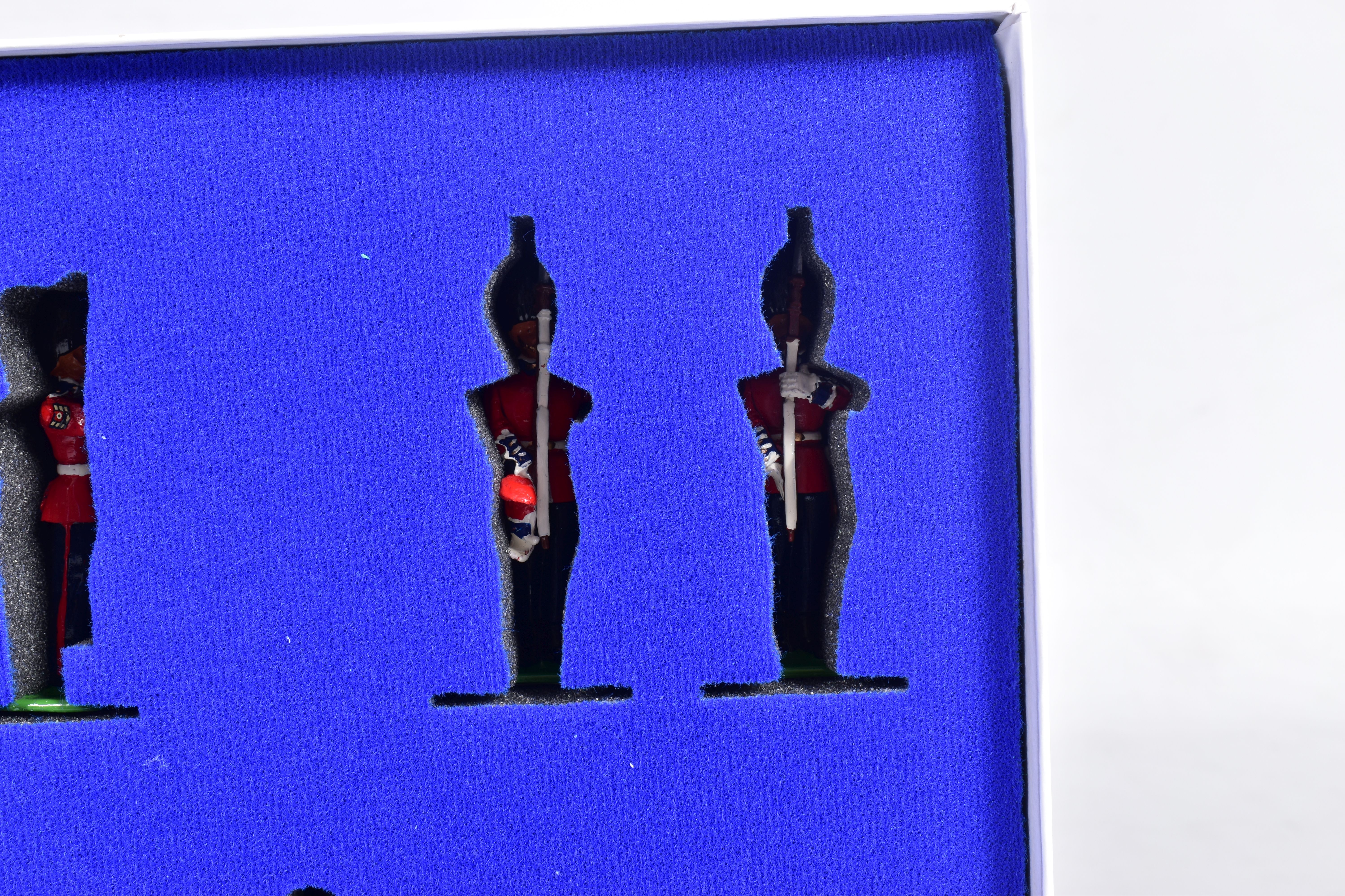 A BRITAINS SCOTS GUARDS BAND OF THE PIPES AND DRUMS 1899 FIGURE SET, No.0214, Limited Edition - Image 9 of 18