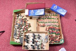 A QUANTITY OF UNBOXED BRITAINS, DUCAL AND OTHER METAL GUARDSMAN FIGURES, various regiments and