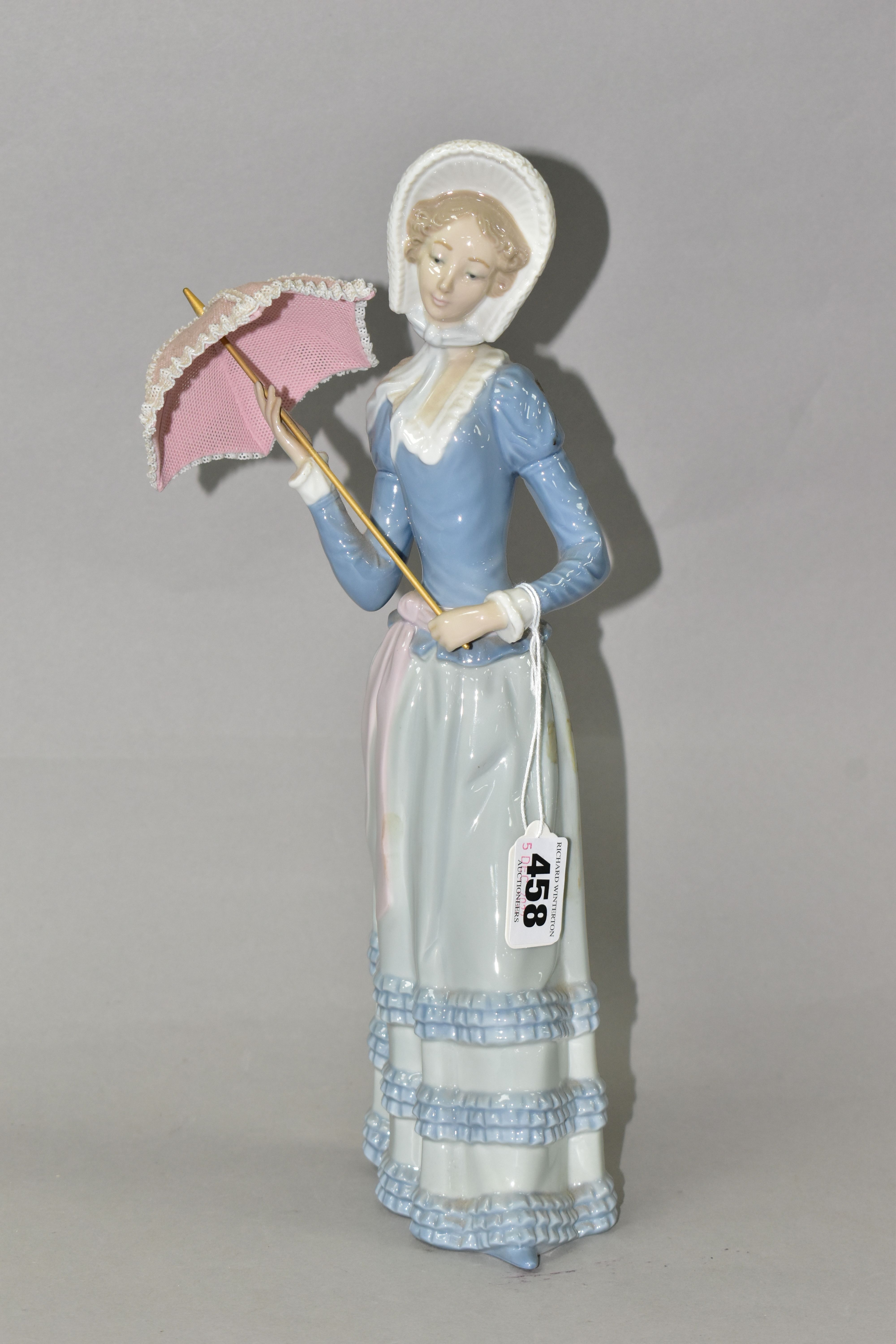 A LLADRO 'ARANJUEZ LITTLE LADY' FIGURINE, model no 4879, sculptor Vincente Martinez, introduced in