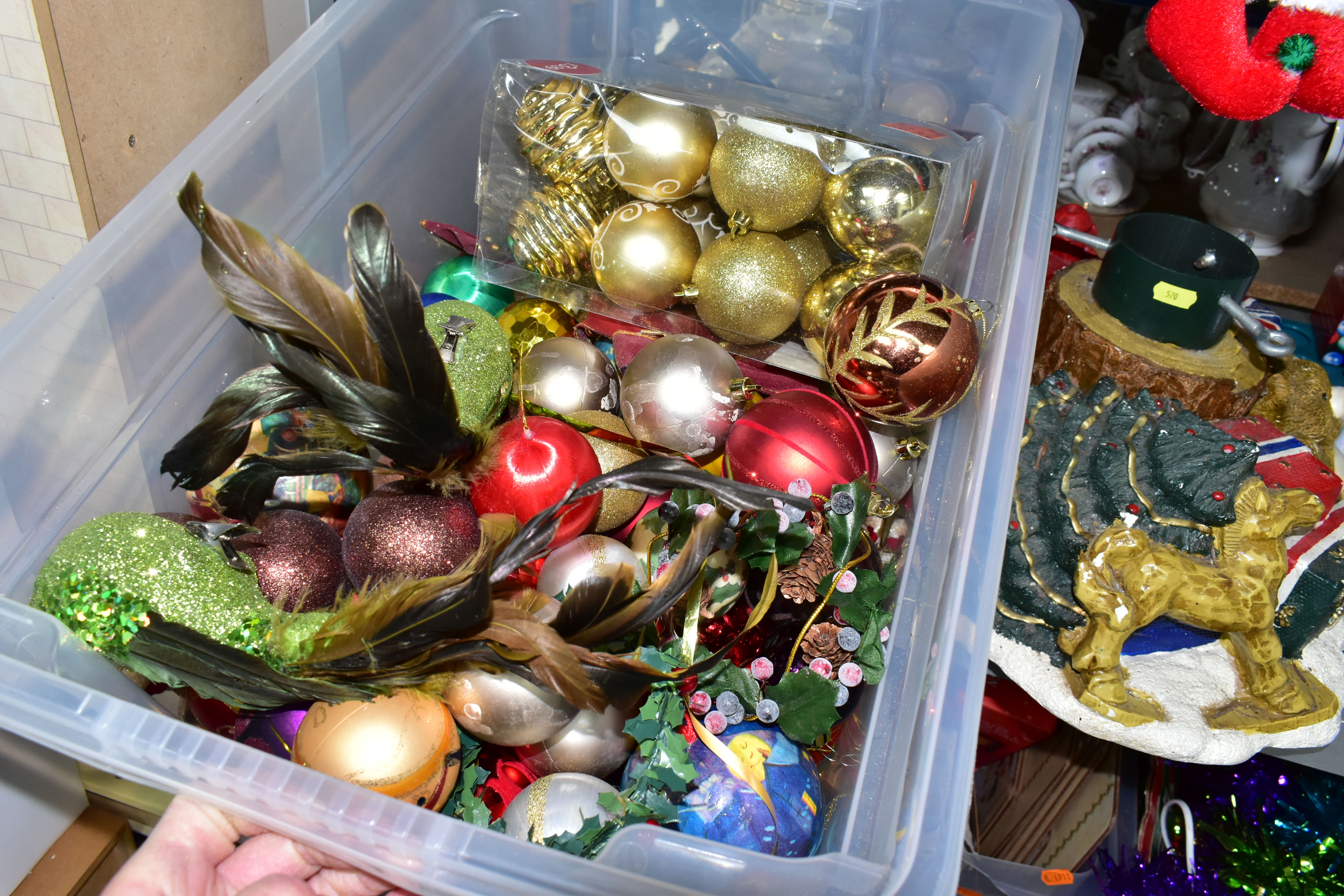 A QUANTITY OF CHRISTMAS DECORATIONS AND ORNAMENTS ETC, to include Christmas trees, Christmas tree - Image 10 of 14