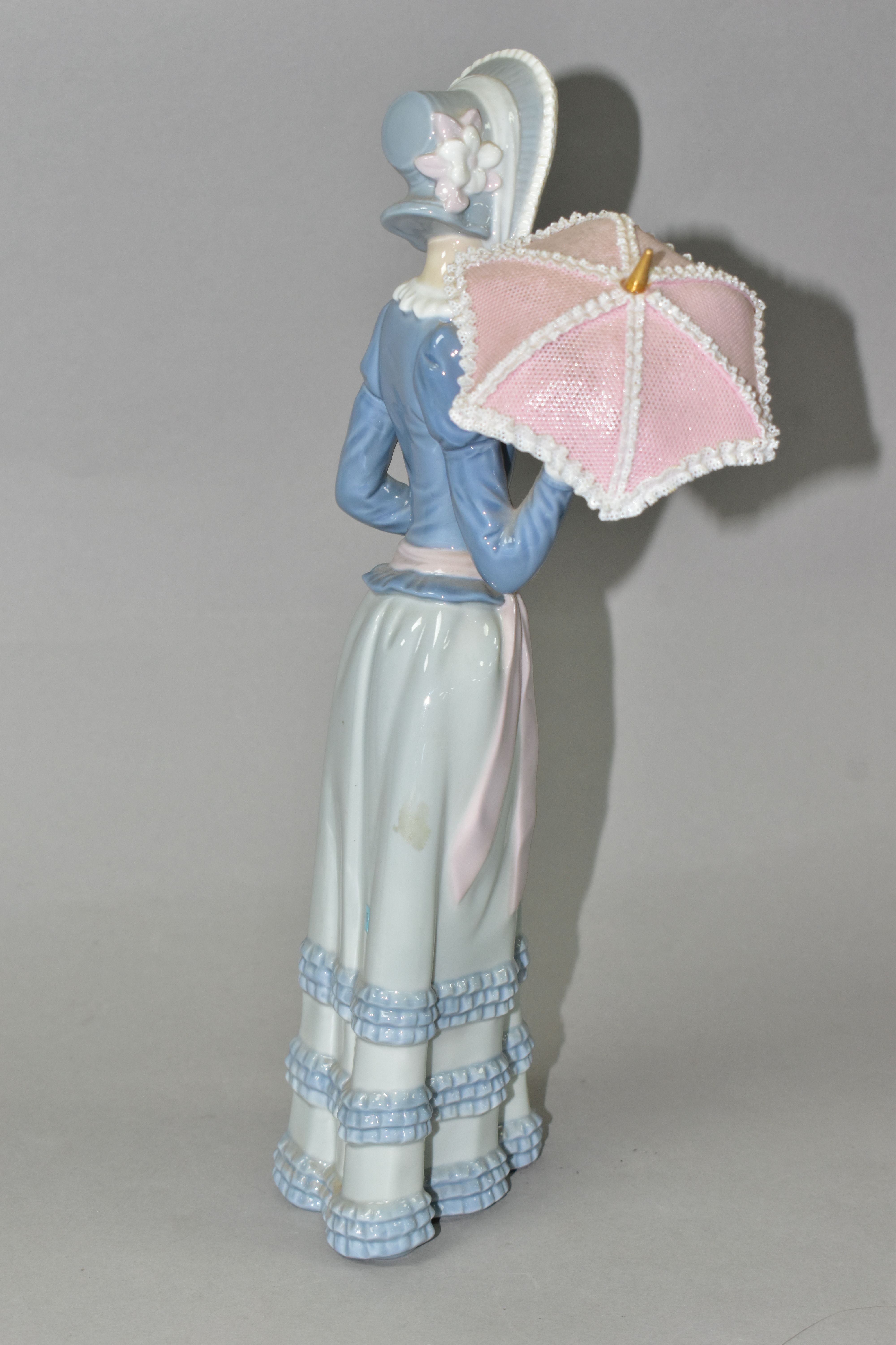 A LLADRO 'ARANJUEZ LITTLE LADY' FIGURINE, model no 4879, sculptor Vincente Martinez, introduced in - Image 4 of 6