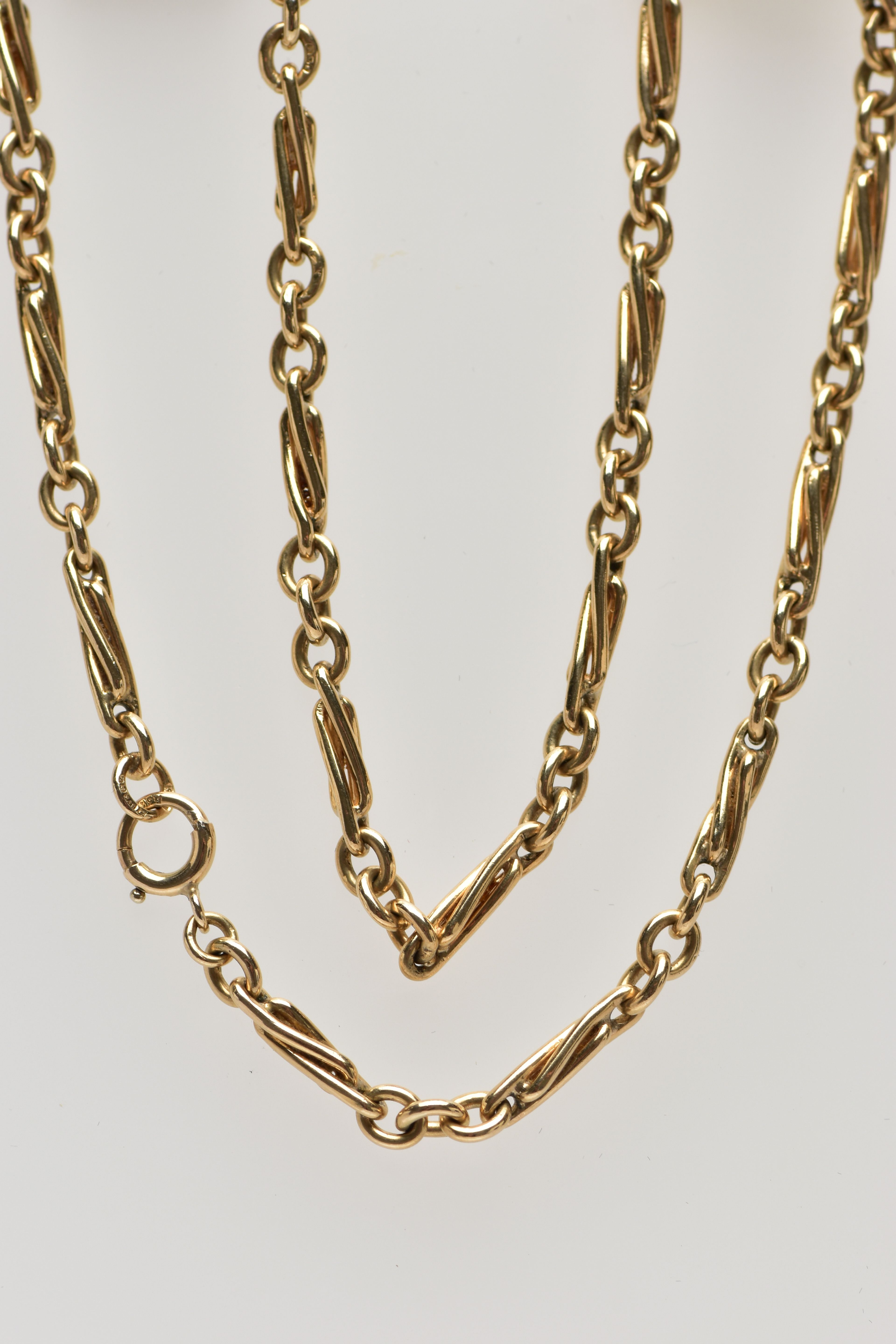 A 9CT YELLOW GOLD FETTER CHIAN NECKLACE, designed with a series of twisted elongated links