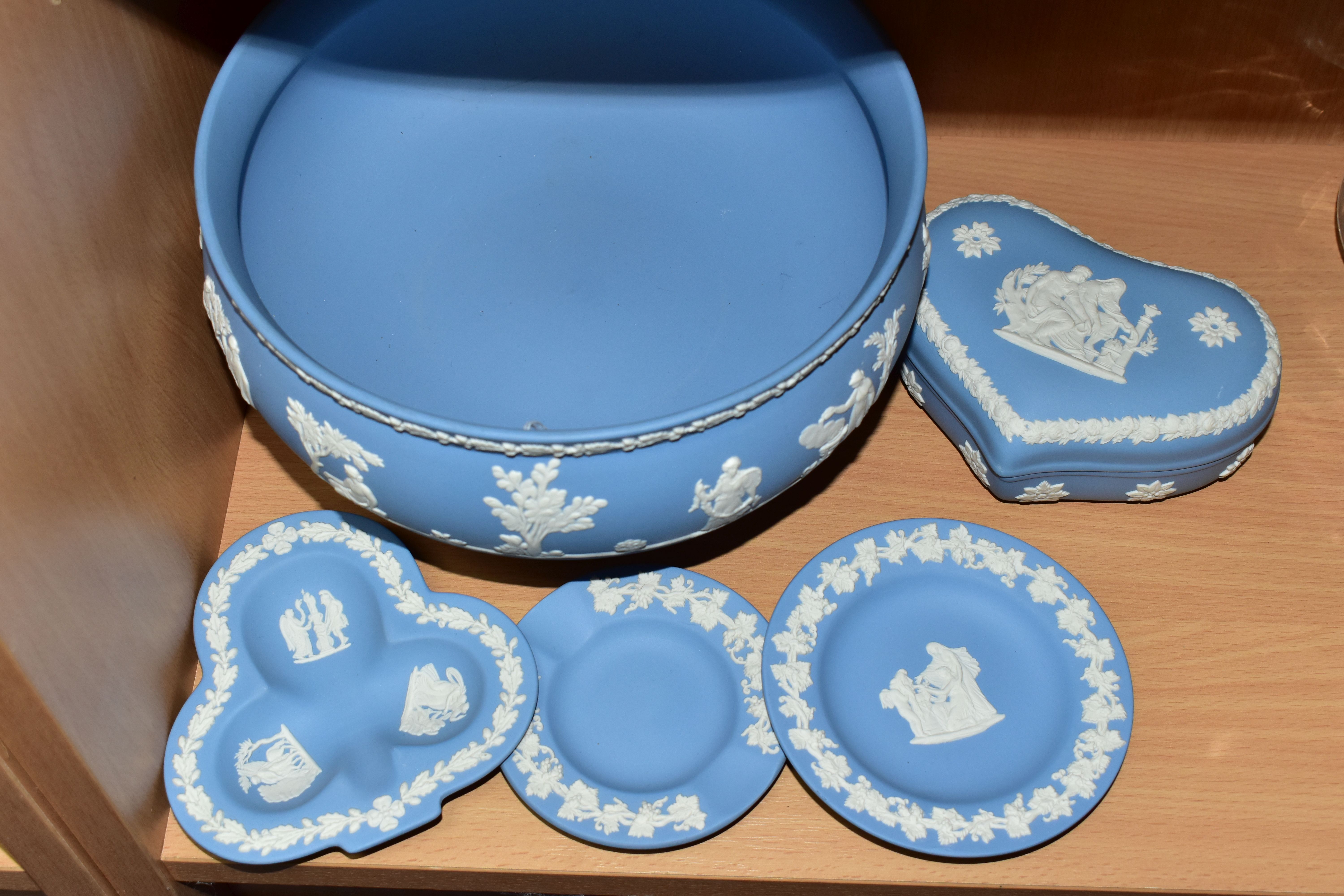 FIVE PIECES OF WEDGWOOD PALE BLUE JASPERWARE, to include a pedestal fruit bowl, diameter of rim 20. - Image 3 of 6