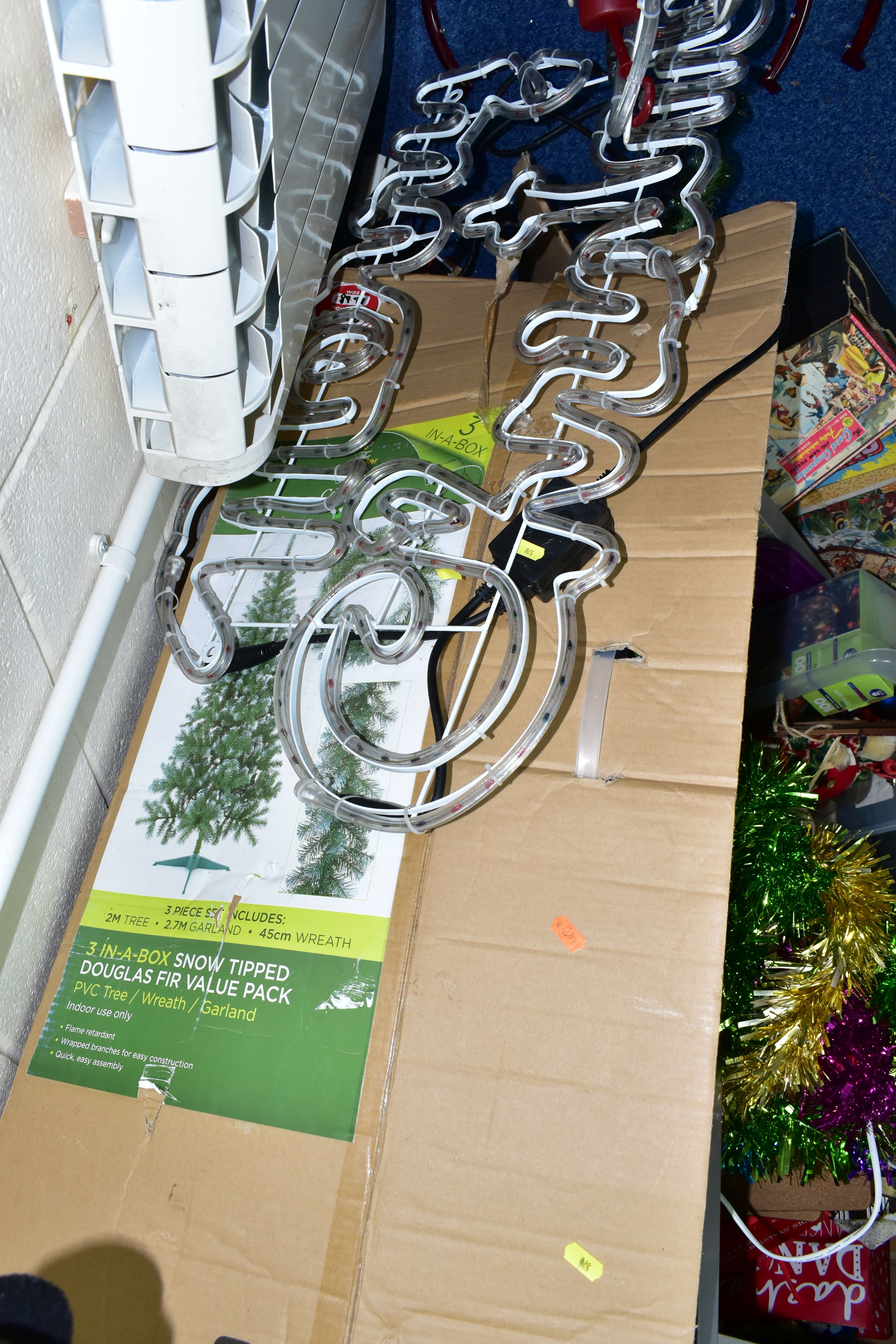 A QUANTITY OF CHRISTMAS DECORATIONS AND ORNAMENTS ETC, to include Christmas trees, Christmas tree - Image 6 of 14