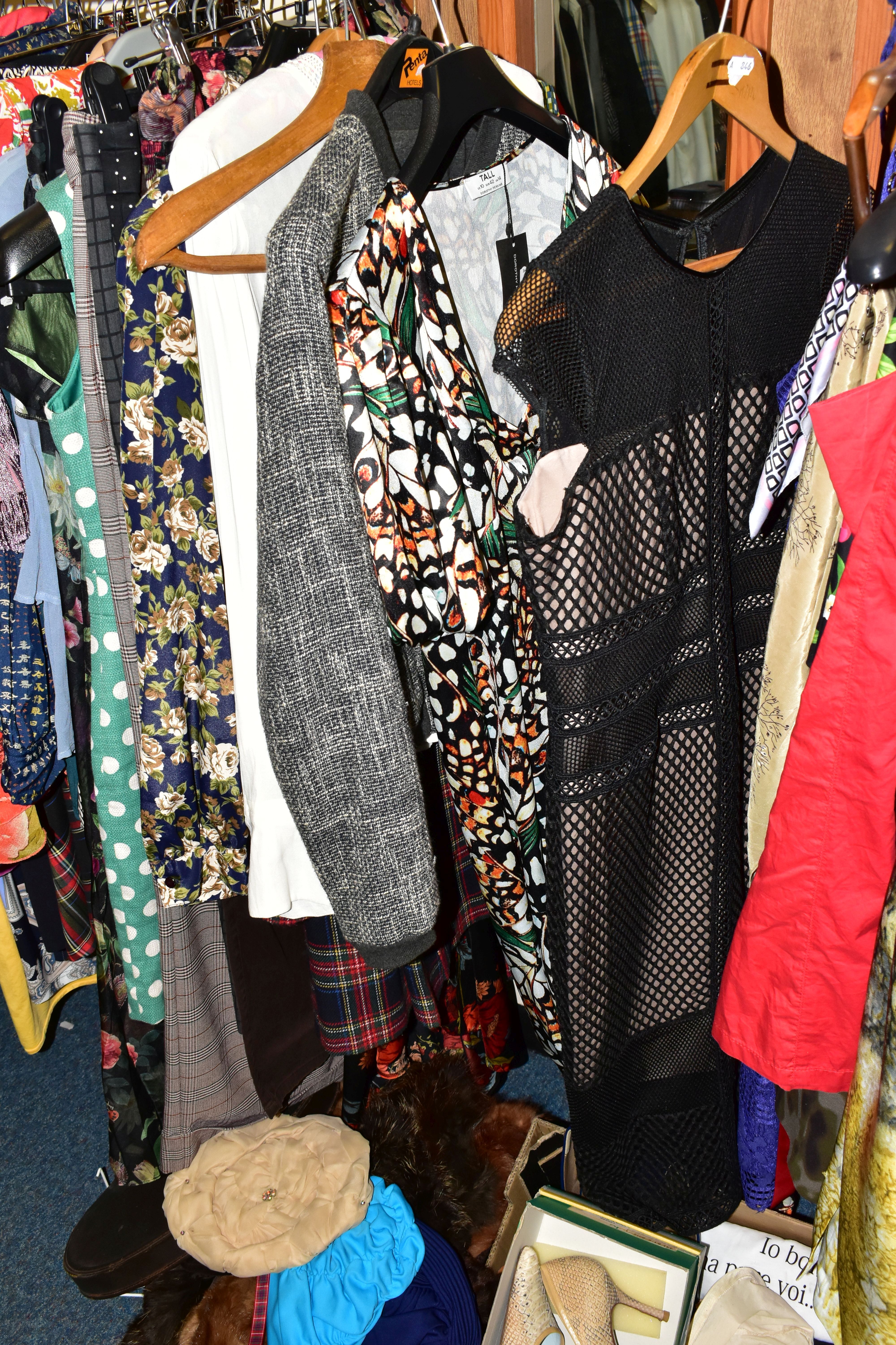 A QUANTITY OF VINTAGE AND MODERN LADIES CLOTHING, approximately eighty items of assorted ages from - Image 24 of 34
