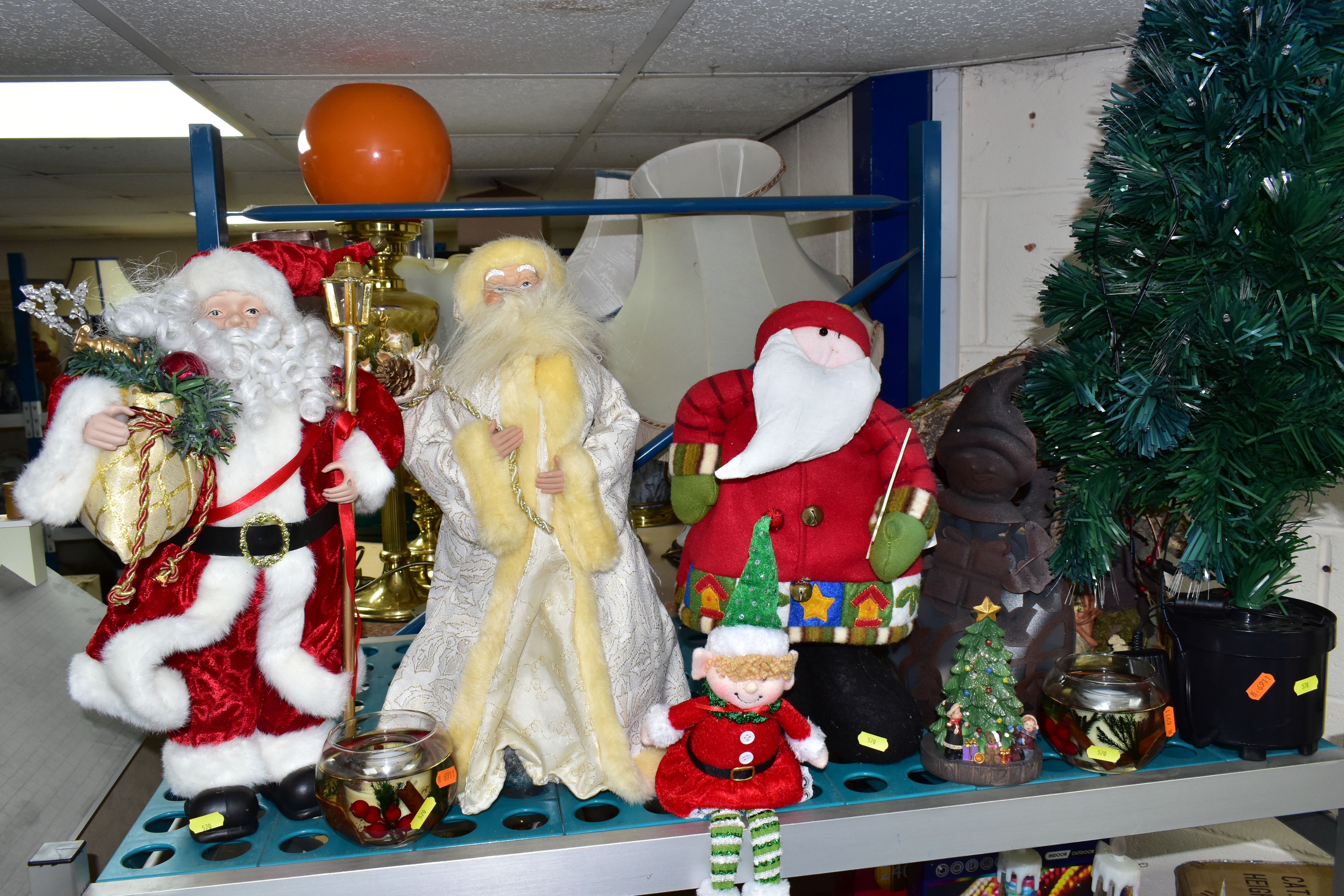 A QUANTITY OF CHRISTMAS DECORATIONS AND ORNAMENTS ETC, to include Christmas trees, Christmas tree - Image 8 of 14