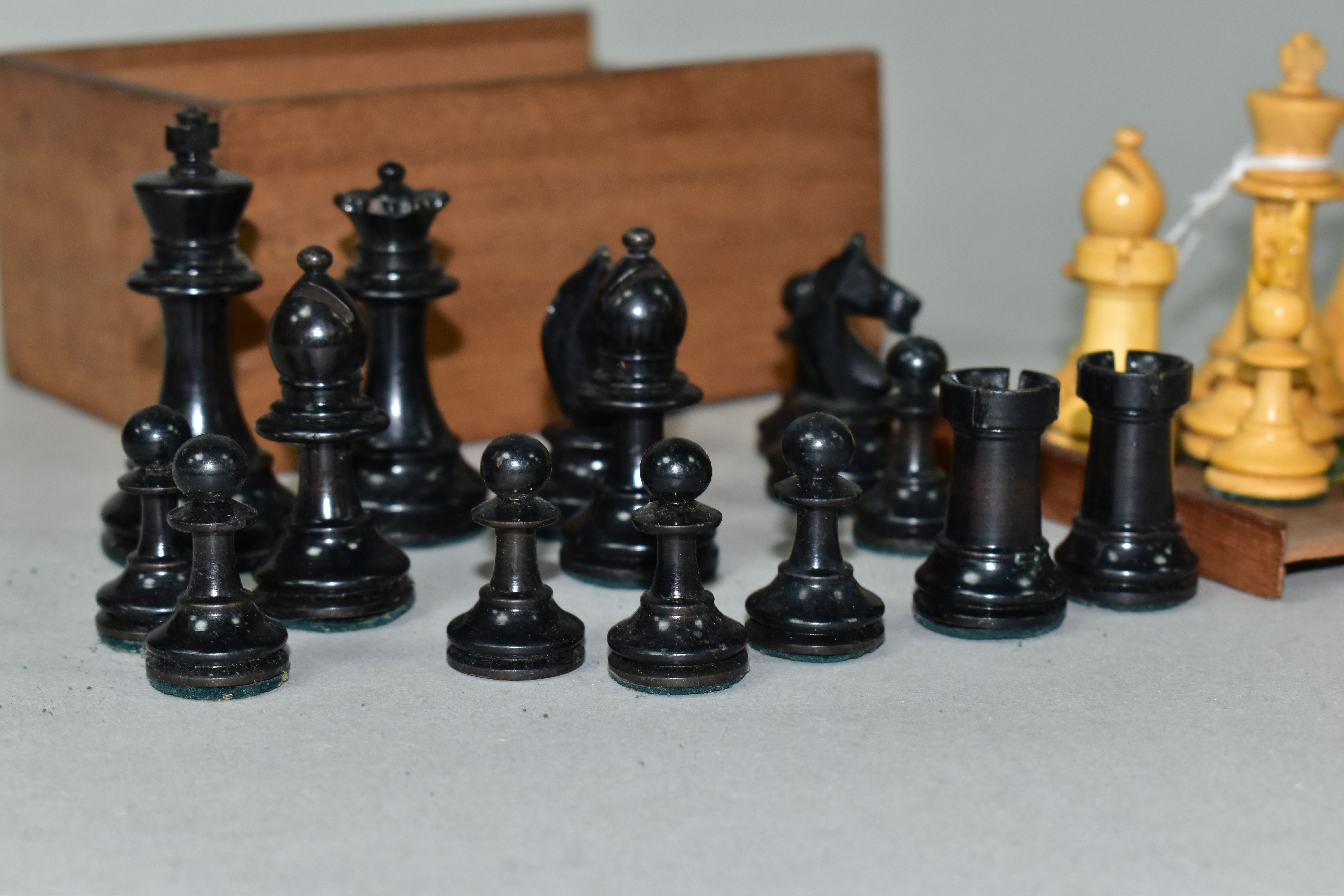 A BOXED WOODEN ORIGINAL CHESS SET, all pieces present, no obvious damage (1) - Image 2 of 5