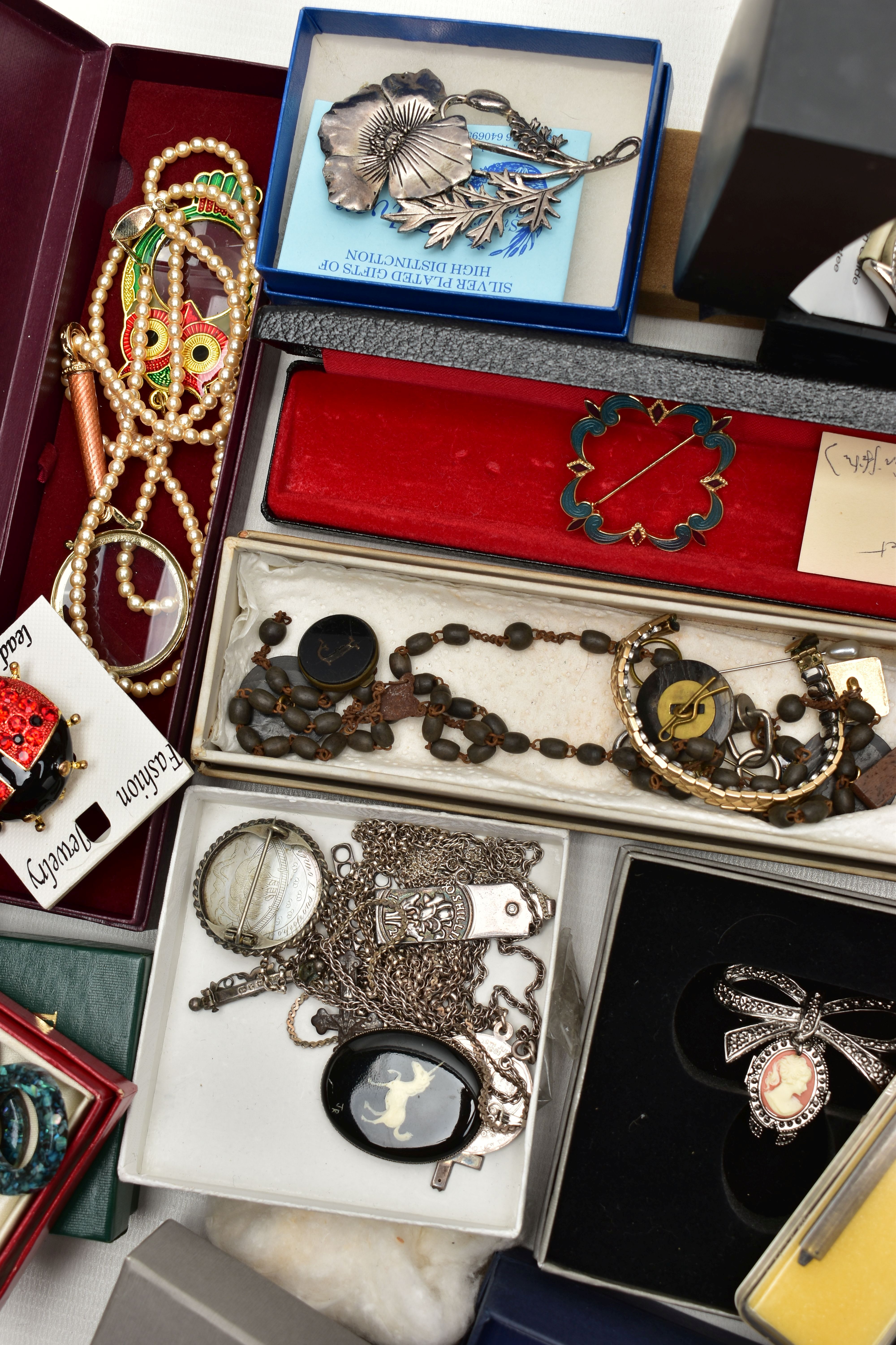 A BOX OF ASSORTED SILVER AND COSTUME JEWELLERY, to include a silver ingot pendant set with a - Image 4 of 5