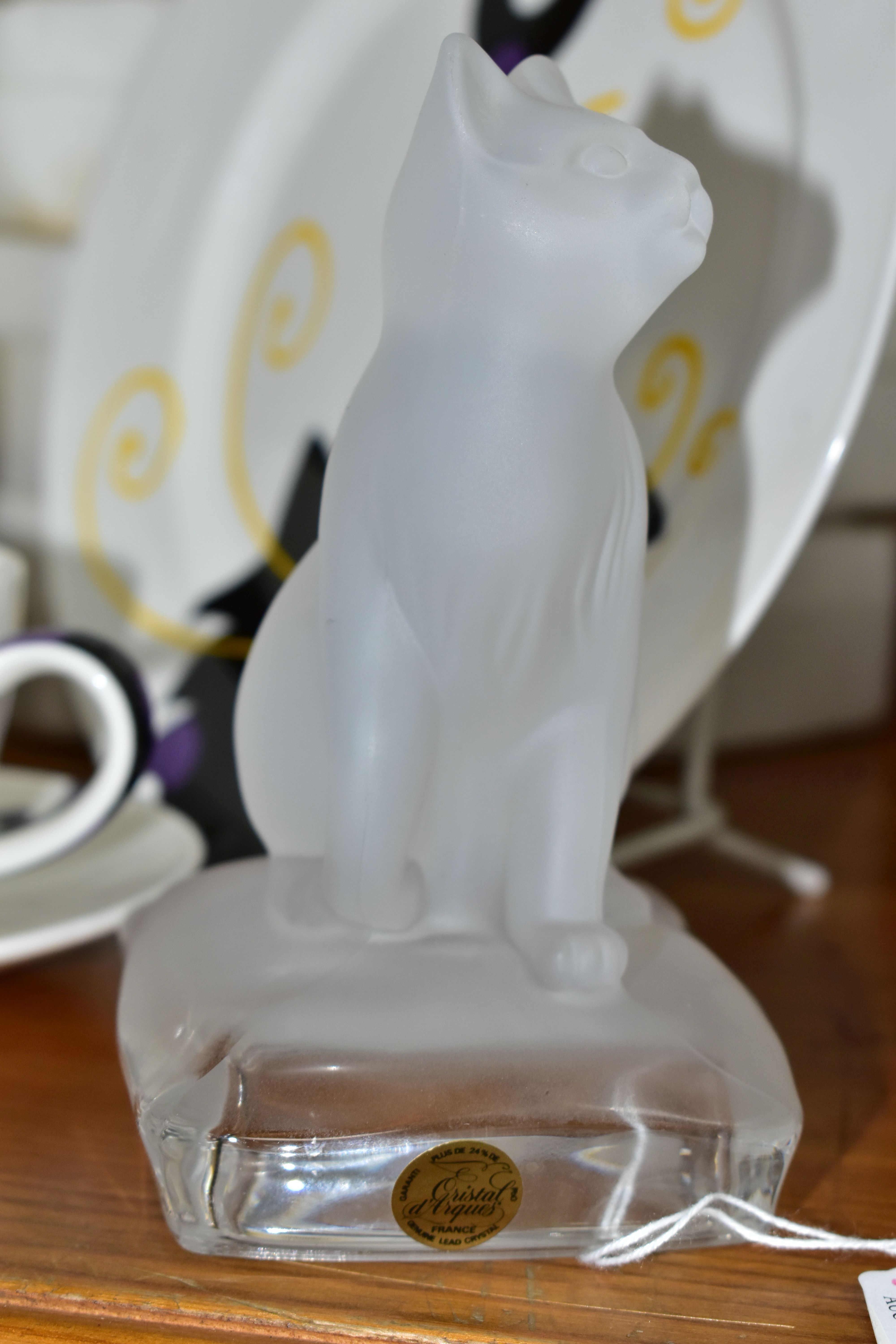 A COLLECTION OF CAT THEMED CERAMICS, comprising a Crystal d'Arques frosted glass figurine of a - Image 3 of 7