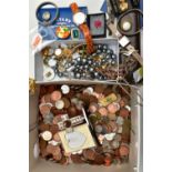 A BOX CONTAINING AN AMOUNT OF MODERN BRITISH COINS, COSTUME JEWELLERY AND A ROTARY WRISTWATCH, to