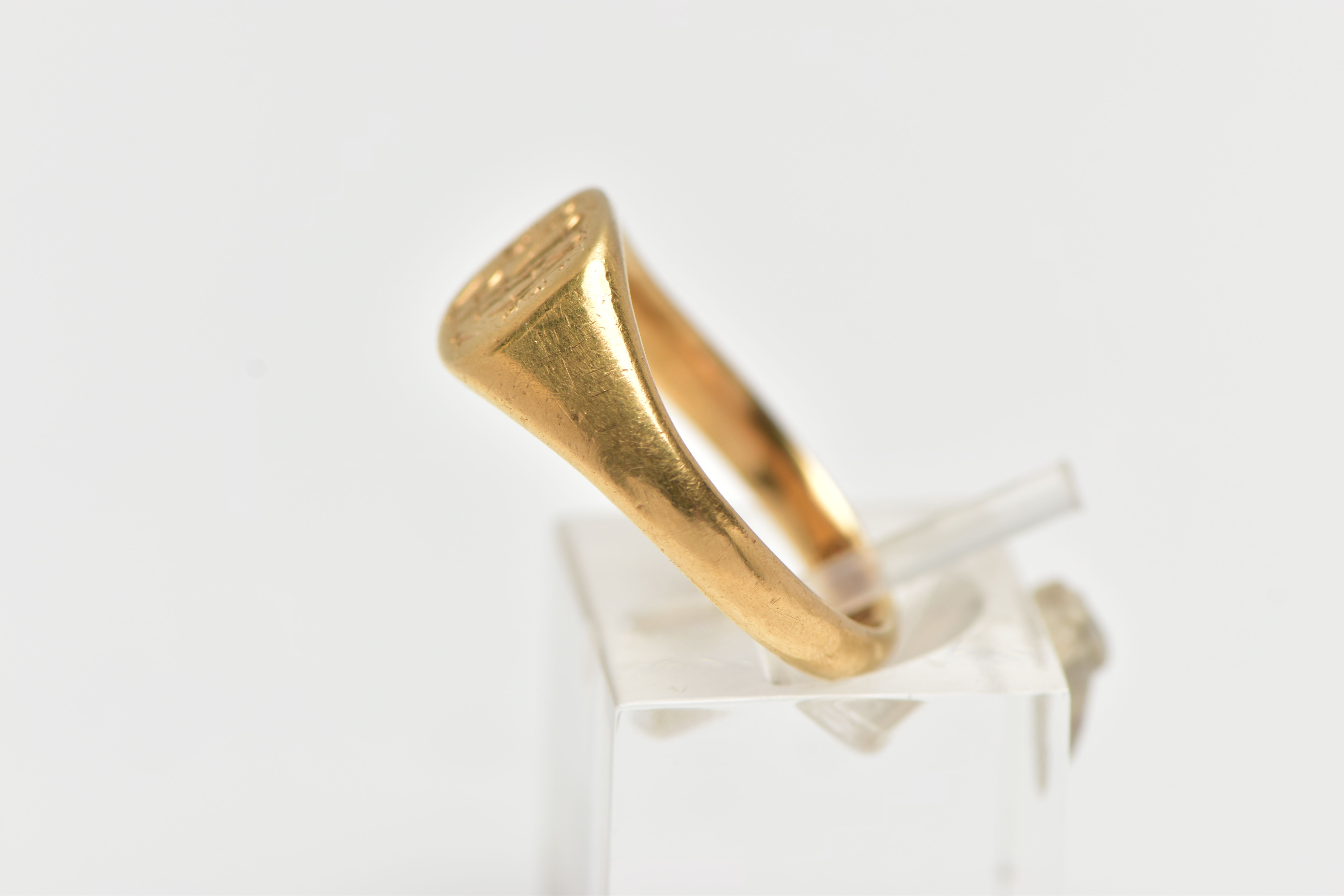 AN 18CT YELLOW GOLD SINGET RING, of a square form with engraved initial monogram to the centre, - Image 2 of 4