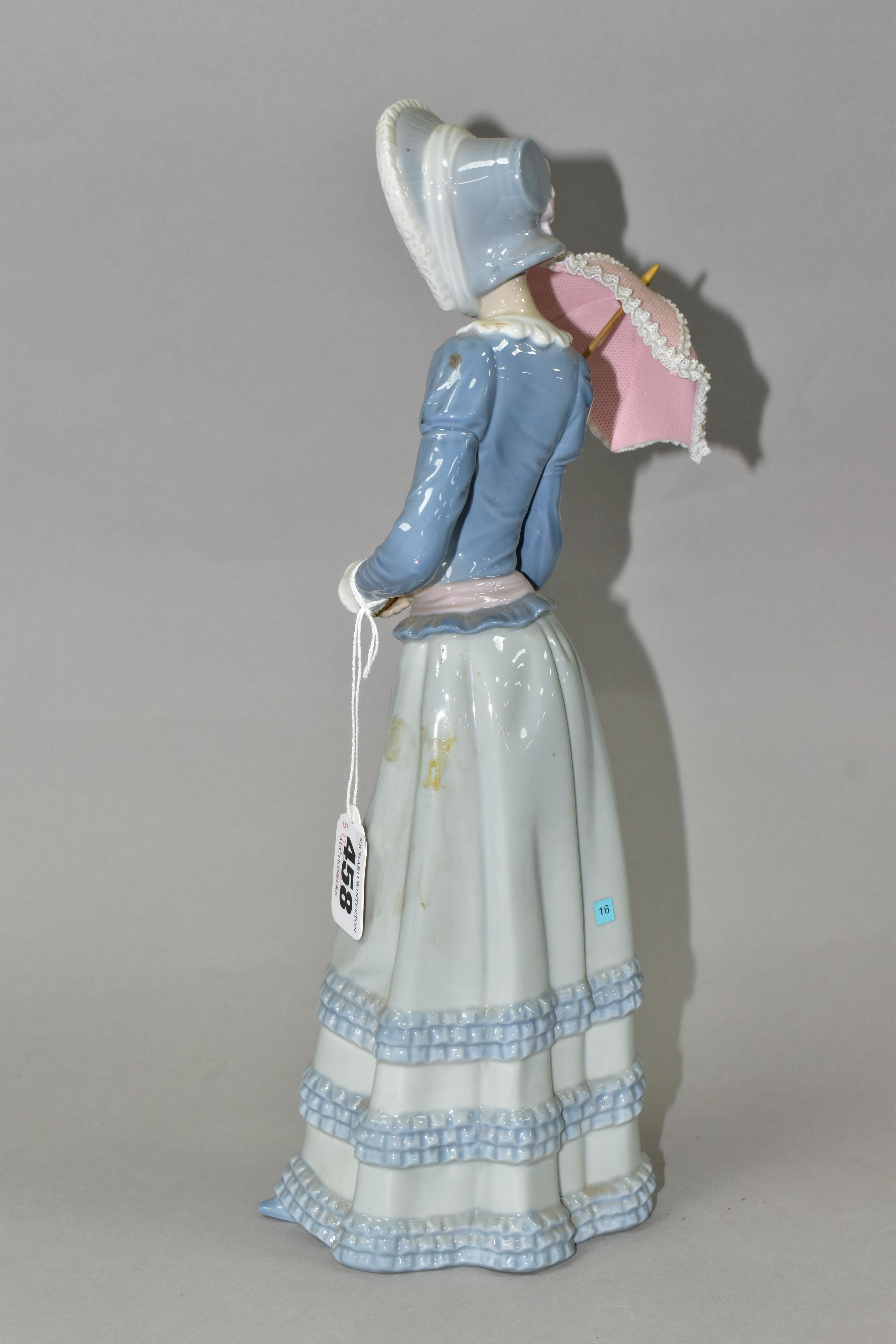 A LLADRO 'ARANJUEZ LITTLE LADY' FIGURINE, model no 4879, sculptor Vincente Martinez, introduced in - Image 3 of 6