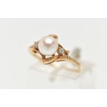 A YELLOW METAL CULTURED PEARL RING, designed with a single cultured cream pearl with a pink hue to