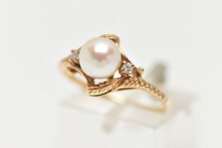A YELLOW METAL CULTURED PEARL RING, designed with a single cultured cream pearl with a pink hue to