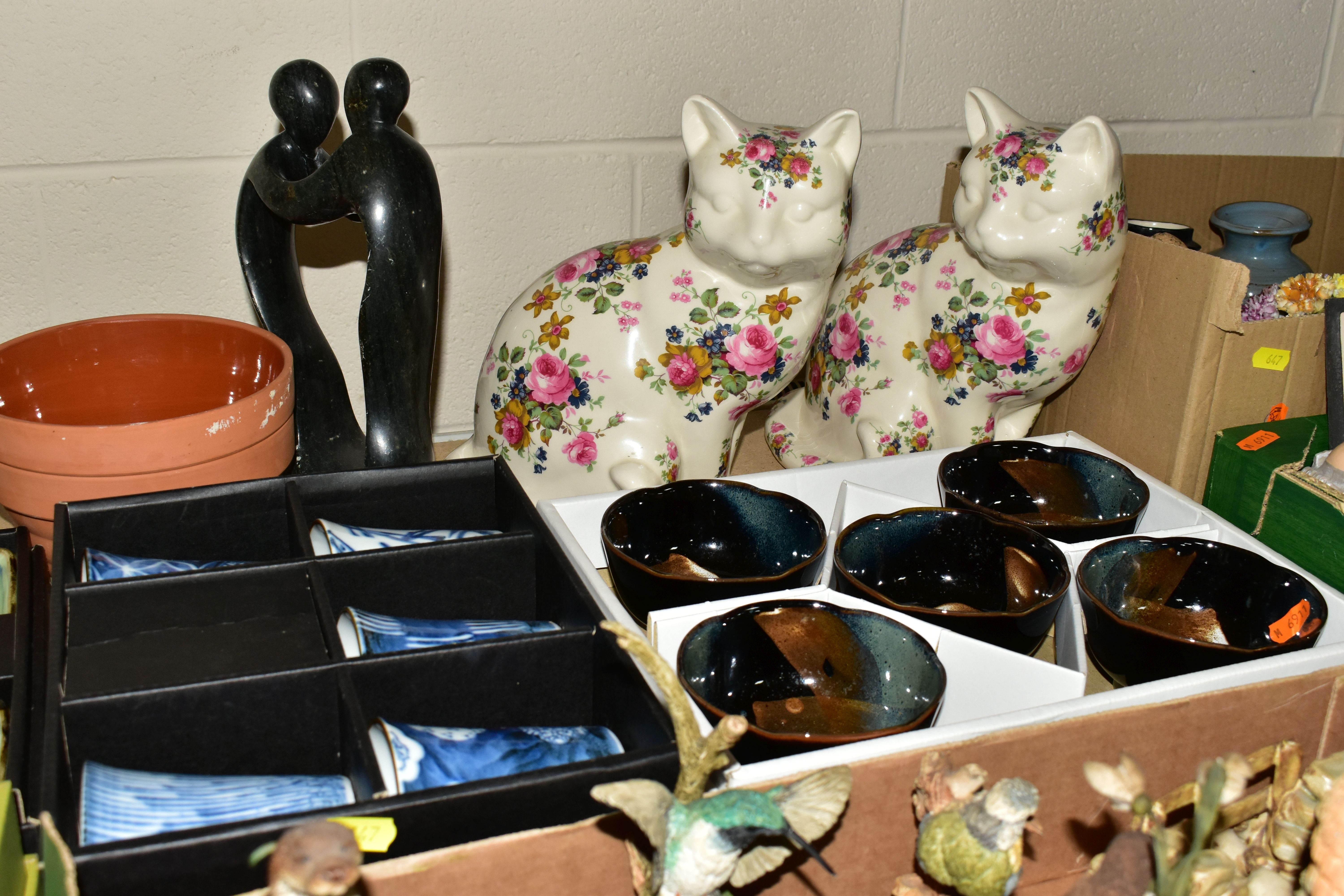 THREE BOXES AND LOOSE CERAMICS, ORNAMENTS AND SUNDRY ITEMS, to include five boxed oriental sets of - Image 5 of 11