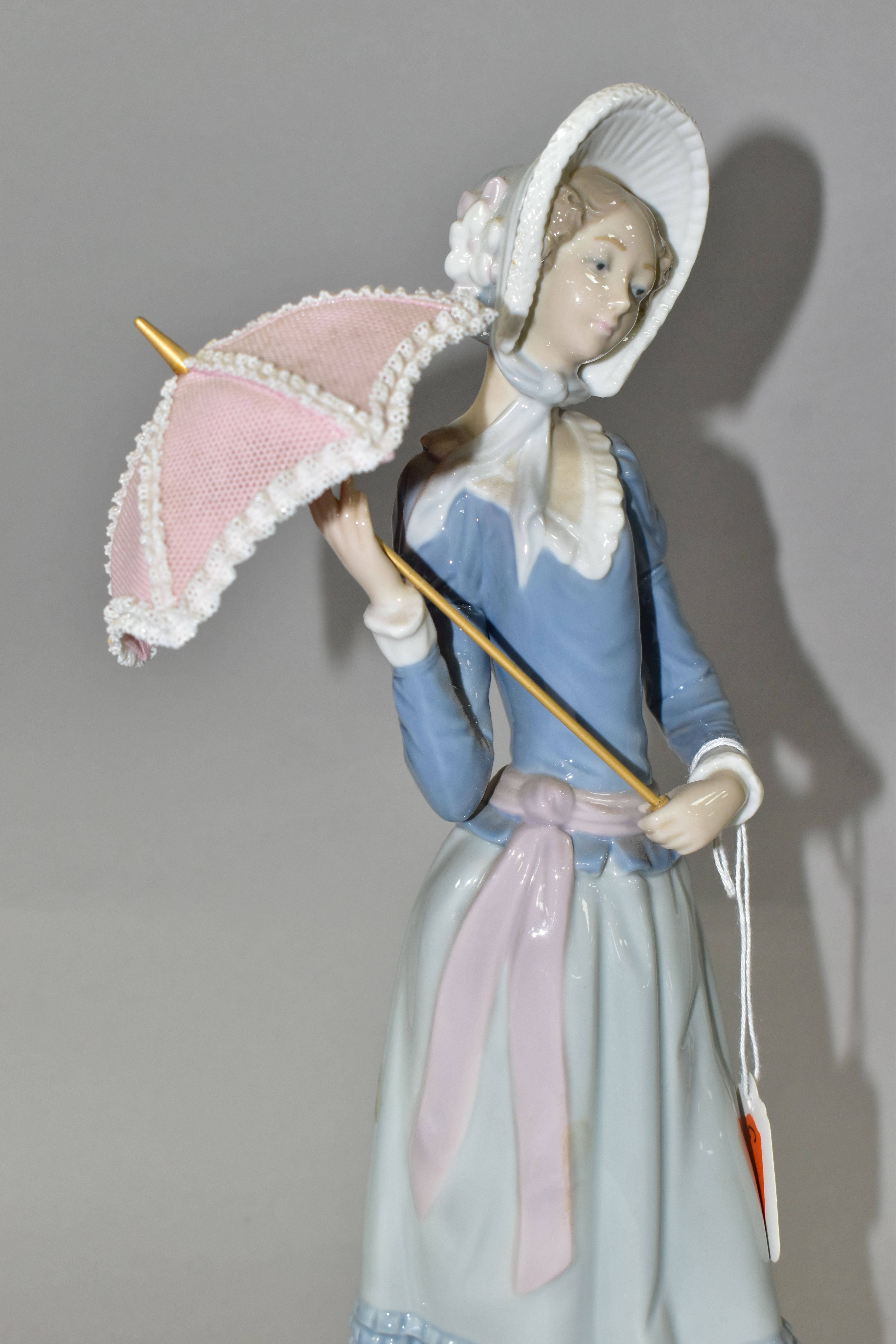 A LLADRO 'ARANJUEZ LITTLE LADY' FIGURINE, model no 4879, sculptor Vincente Martinez, introduced in - Image 6 of 6