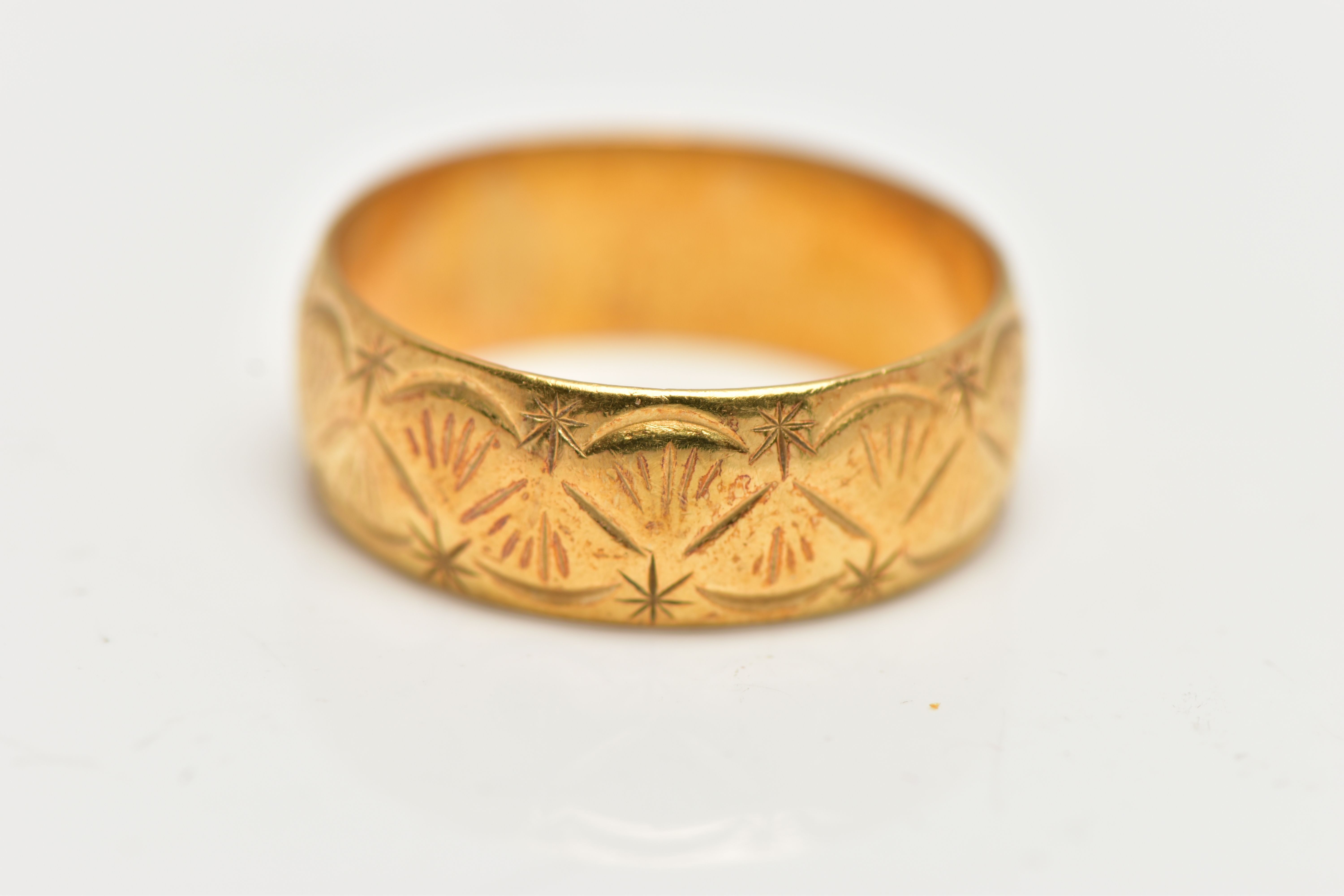 AN 18CT GOLD WIDE BAND RING, decorated with a diamond cut shell pattern, approximate band width 6. - Image 3 of 3