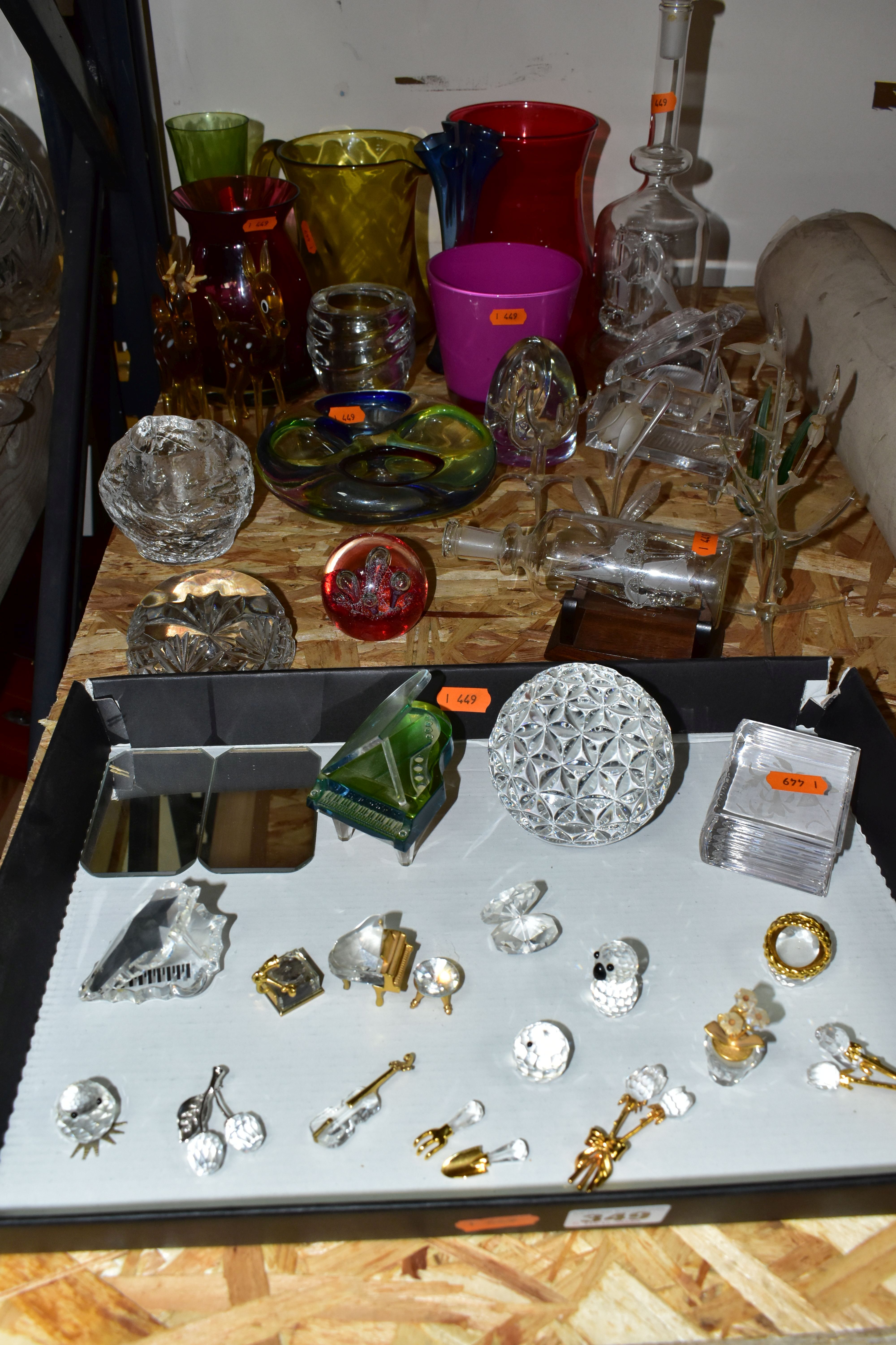 A BOX AND LOOSE SWAROVSKI CRYSTAL AND OTHER GLASS WARES, to include a Swarovski Crystal brooch in