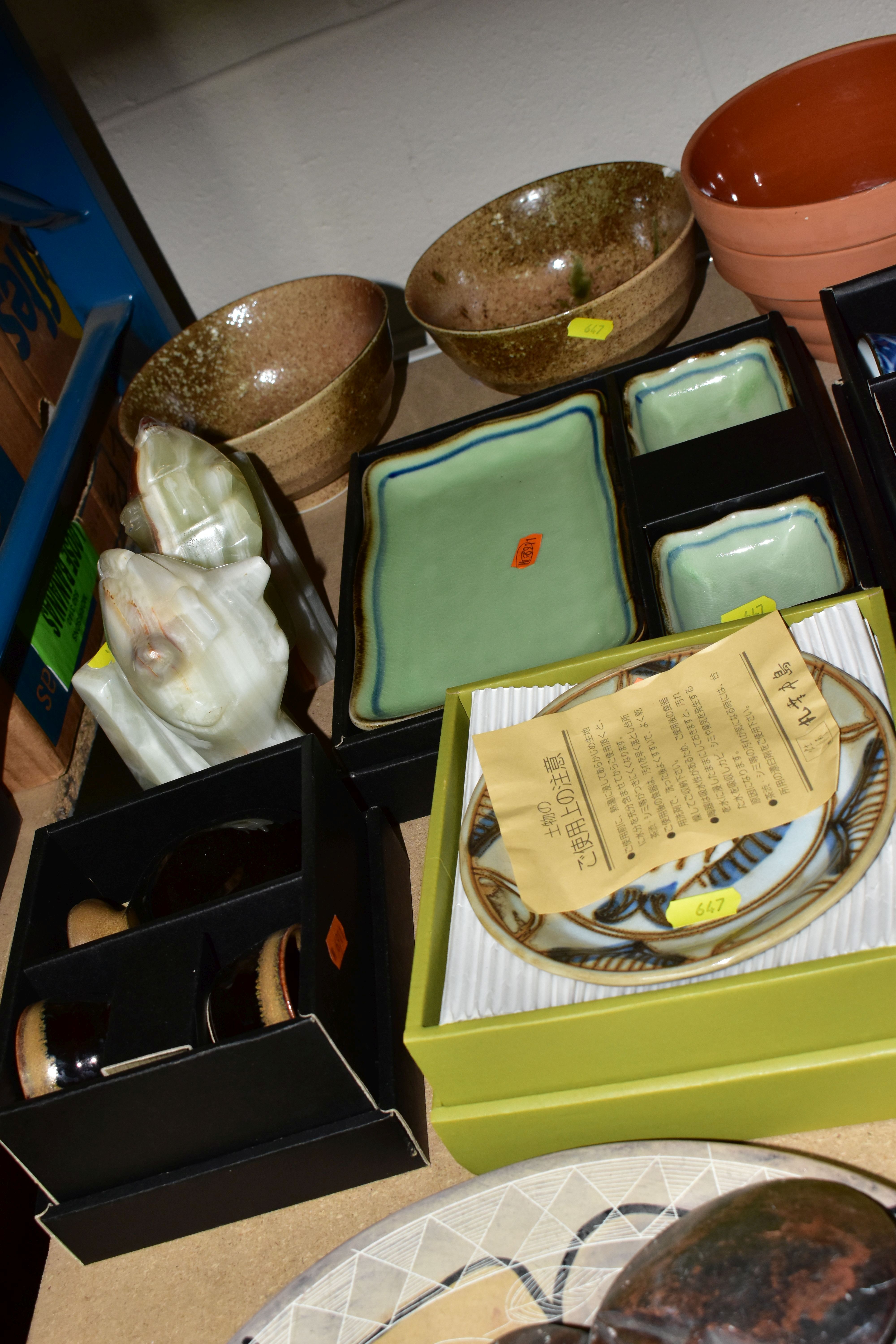 THREE BOXES AND LOOSE CERAMICS, ORNAMENTS AND SUNDRY ITEMS, to include five boxed oriental sets of - Image 4 of 11