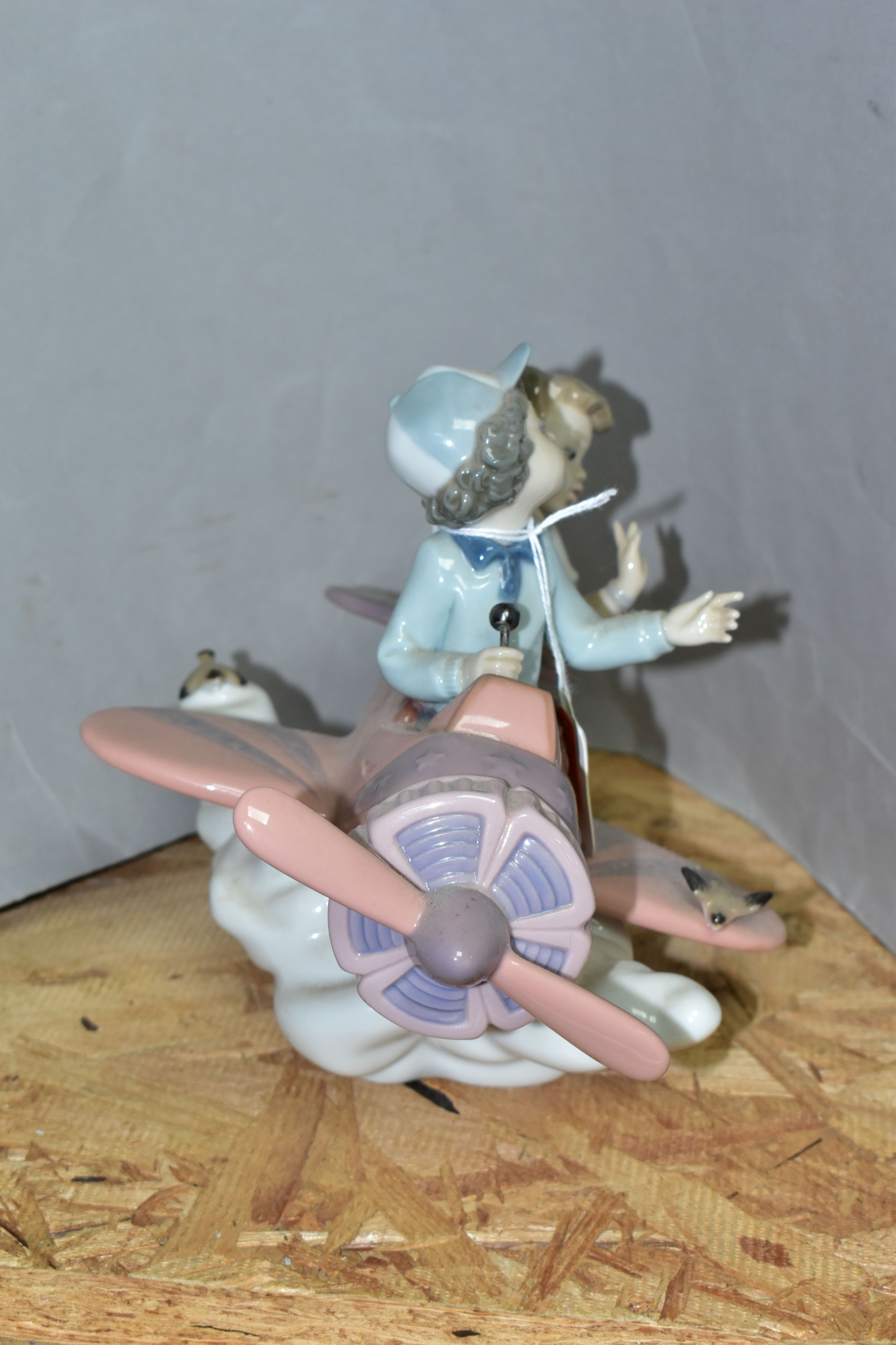 A LLADRO 'DON'T LOOK DOWN' SCULPTURE, model no 5698, depicting two figures in an aeroplane, sculptor - Image 3 of 5