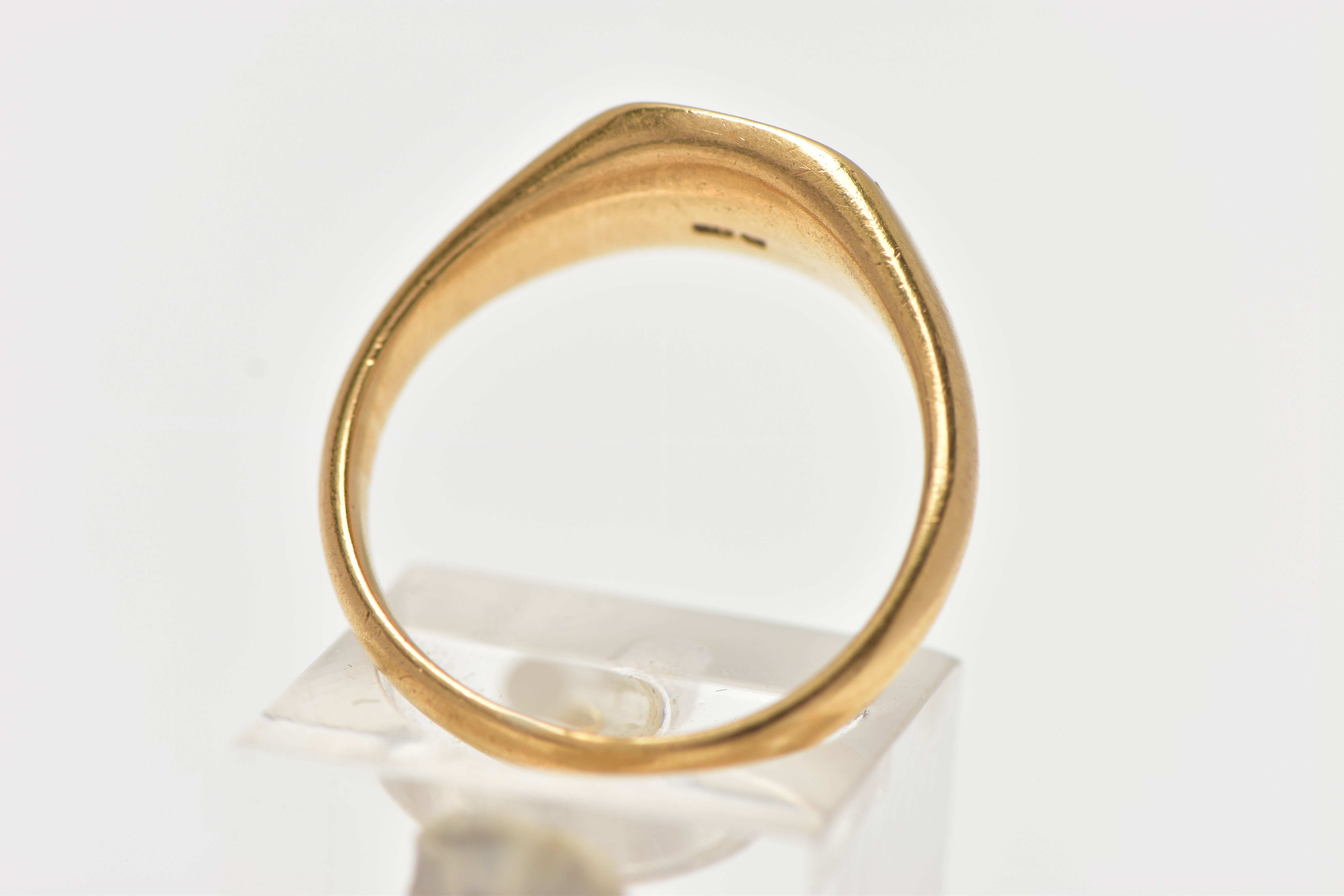 AN 18CT YELLOW GOLD SINGET RING, of a square form with engraved initial monogram to the centre, - Image 3 of 4