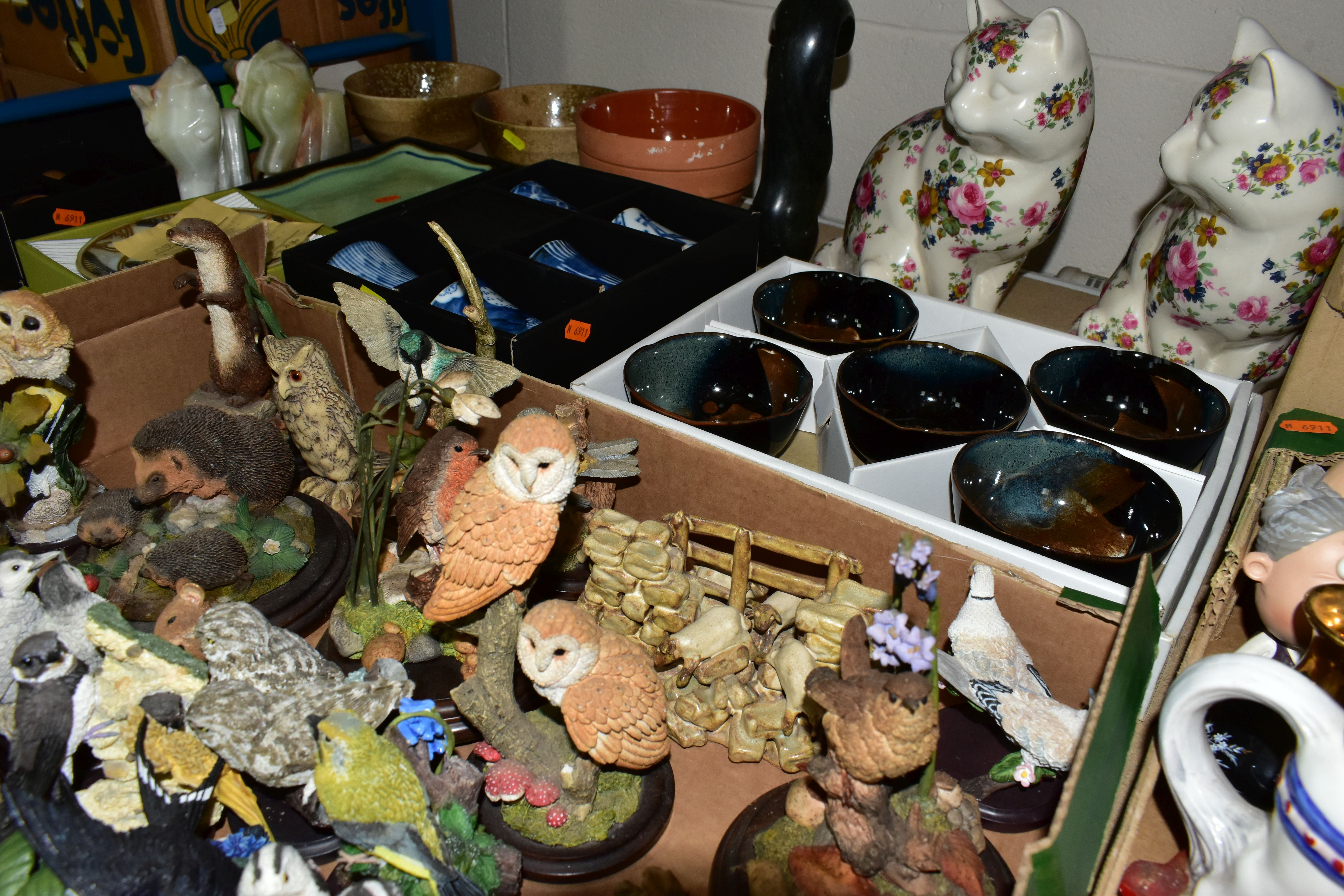 THREE BOXES AND LOOSE CERAMICS, ORNAMENTS AND SUNDRY ITEMS, to include five boxed oriental sets of - Image 8 of 11