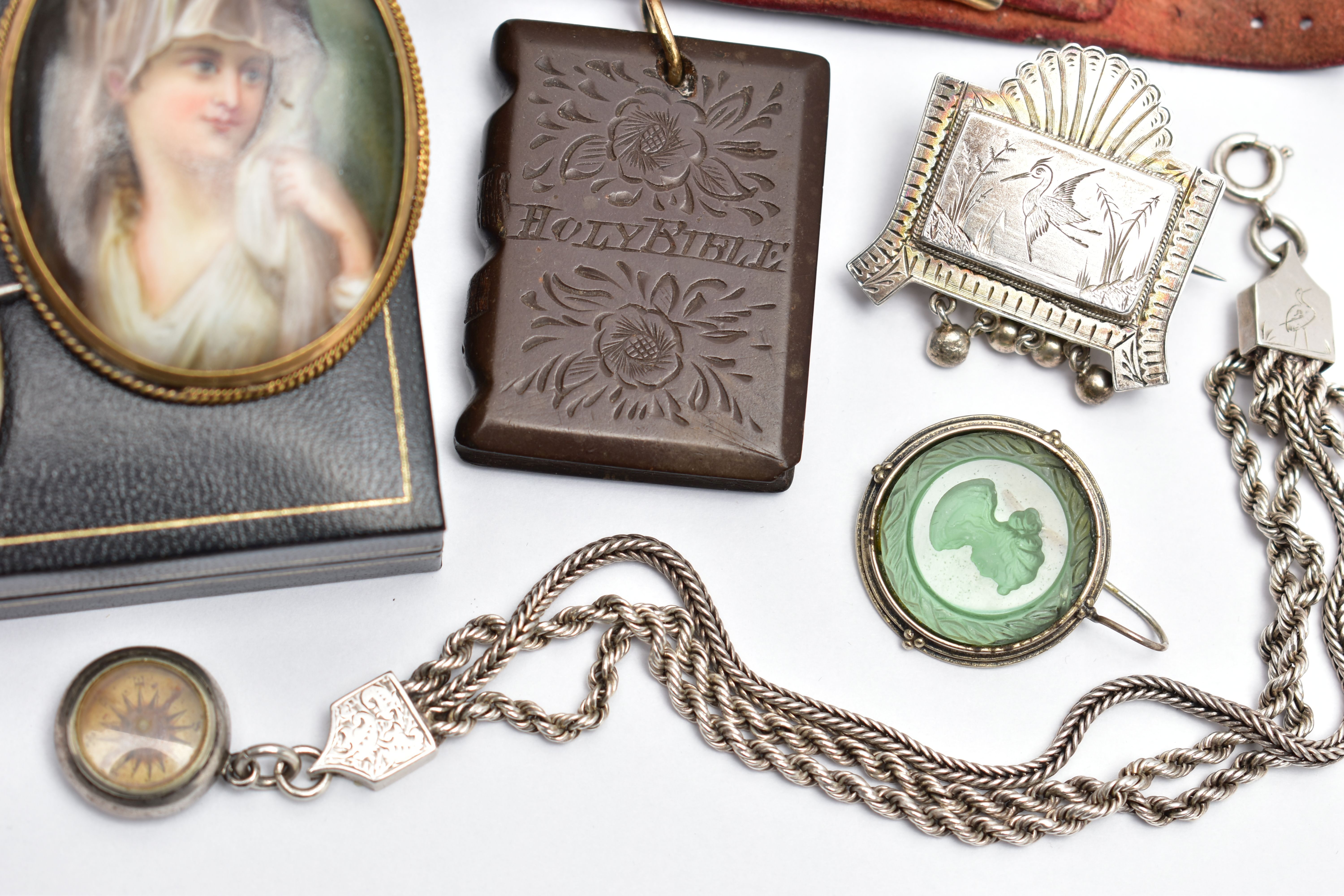 A SELECTION OF JEWELLERY, to include a Victorian silver Albertina featuring three chains, fitted - Bild 2 aus 5