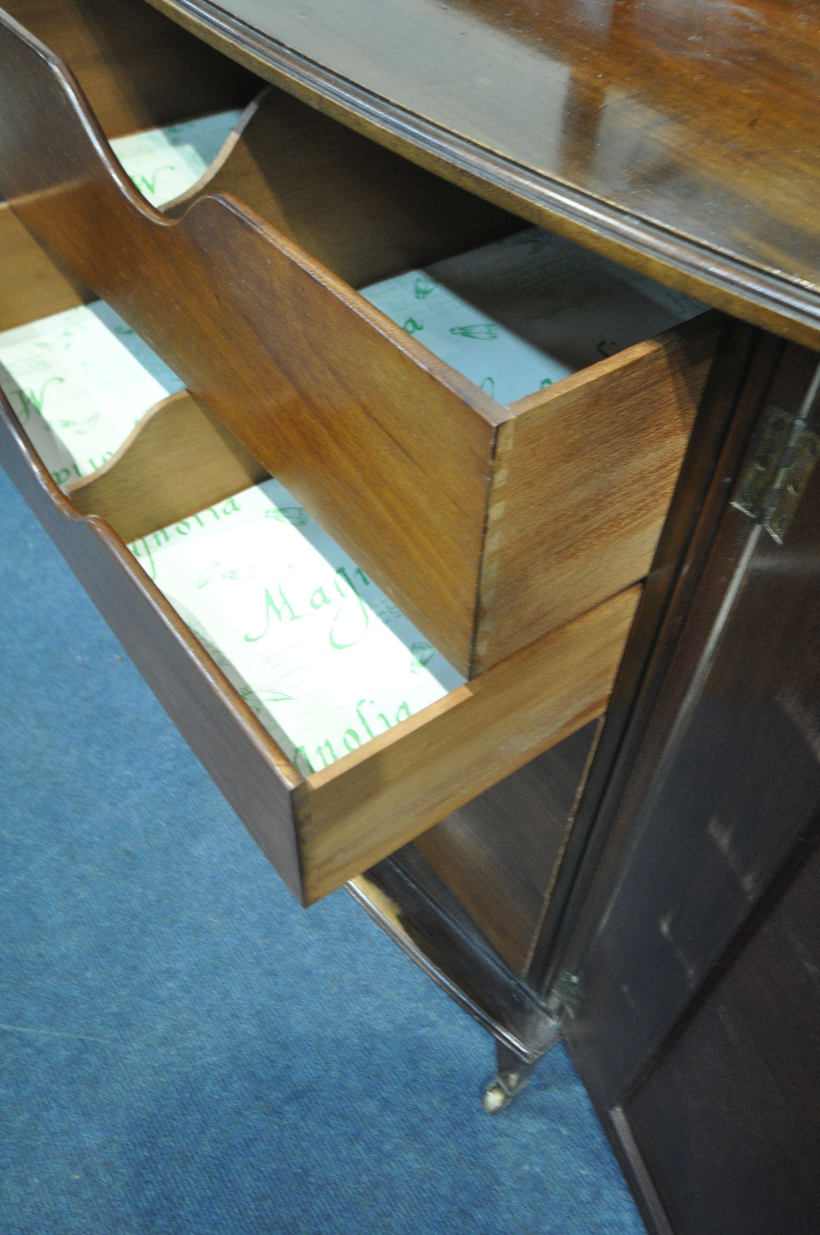 AN EDWARDIAN MAHOGANY BOW FRONT DRESSING CABINET, with a single circular bevelled mirror, two - Image 5 of 6