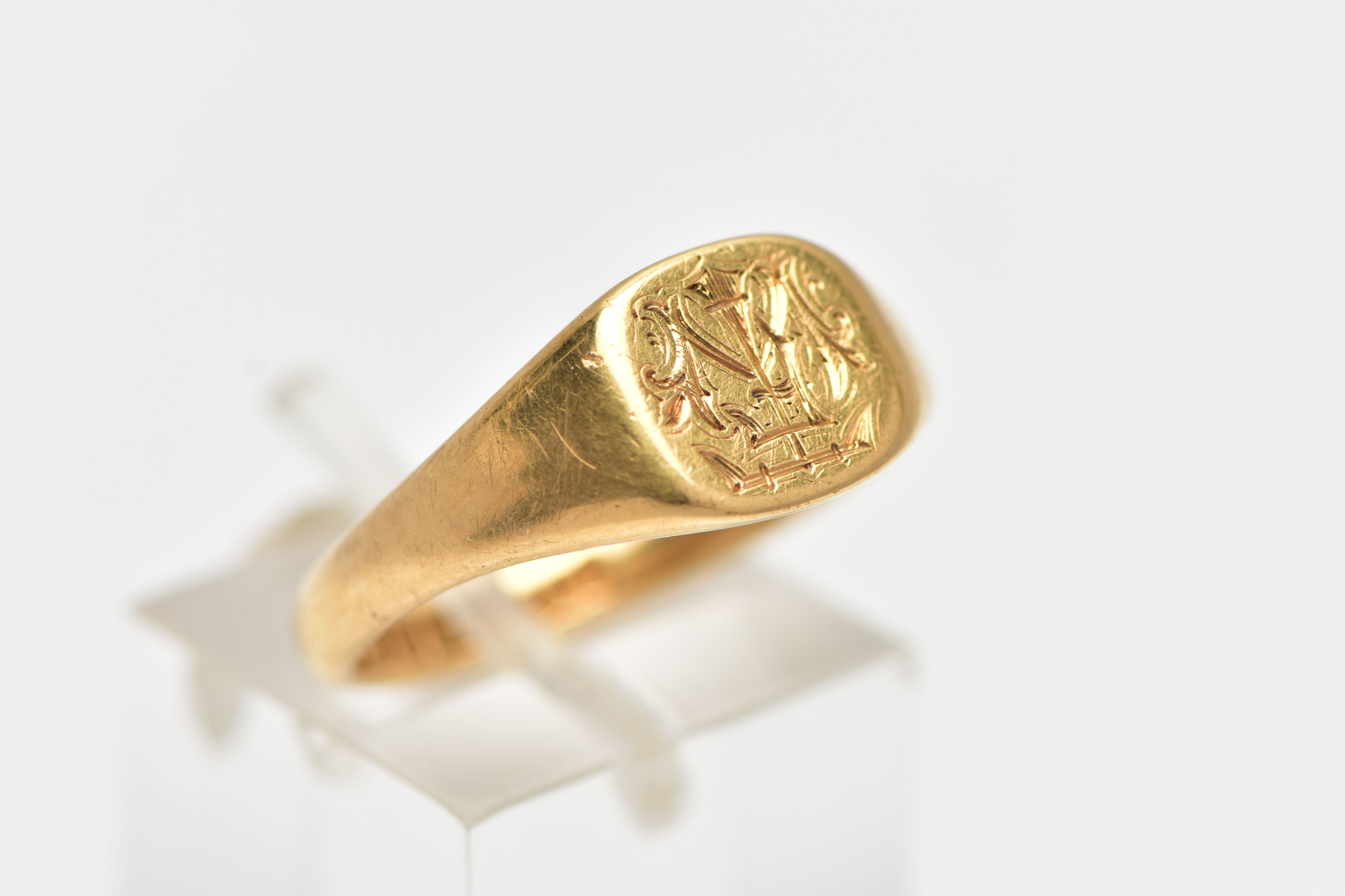 AN 18CT YELLOW GOLD SINGET RING, of a square form with engraved initial monogram to the centre, - Image 4 of 4
