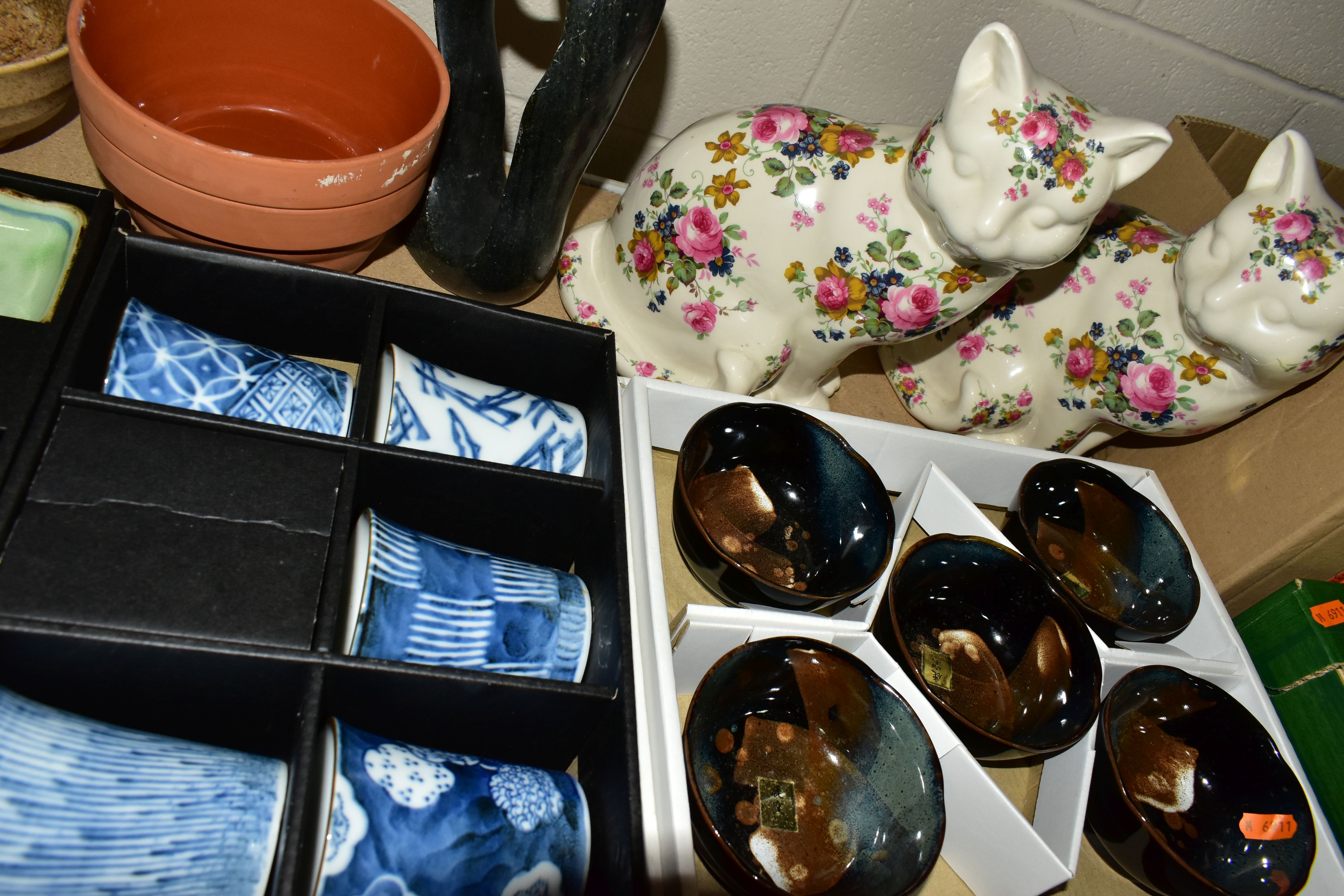 THREE BOXES AND LOOSE CERAMICS, ORNAMENTS AND SUNDRY ITEMS, to include five boxed oriental sets of - Image 10 of 11