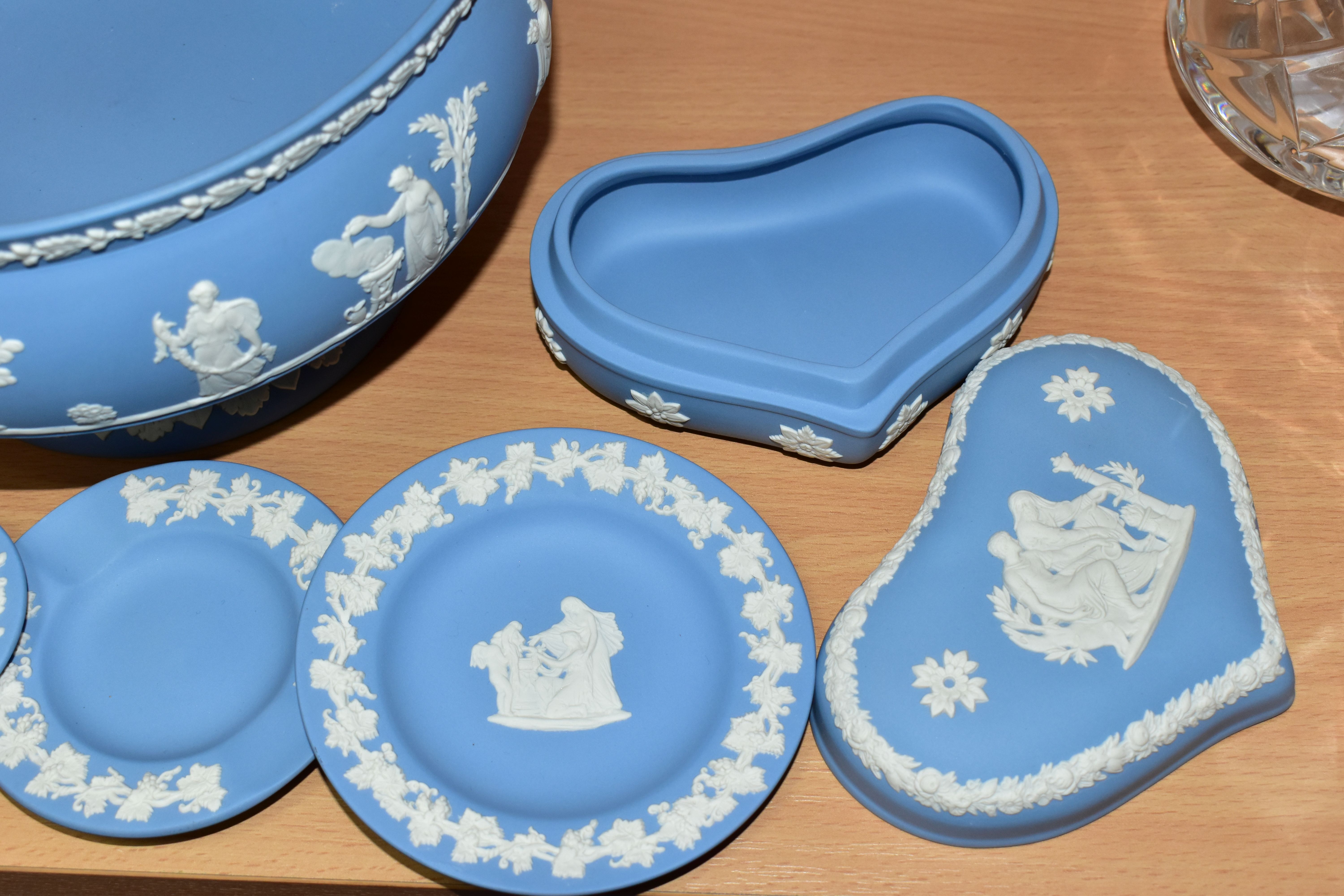 FIVE PIECES OF WEDGWOOD PALE BLUE JASPERWARE, to include a pedestal fruit bowl, diameter of rim 20. - Image 4 of 6